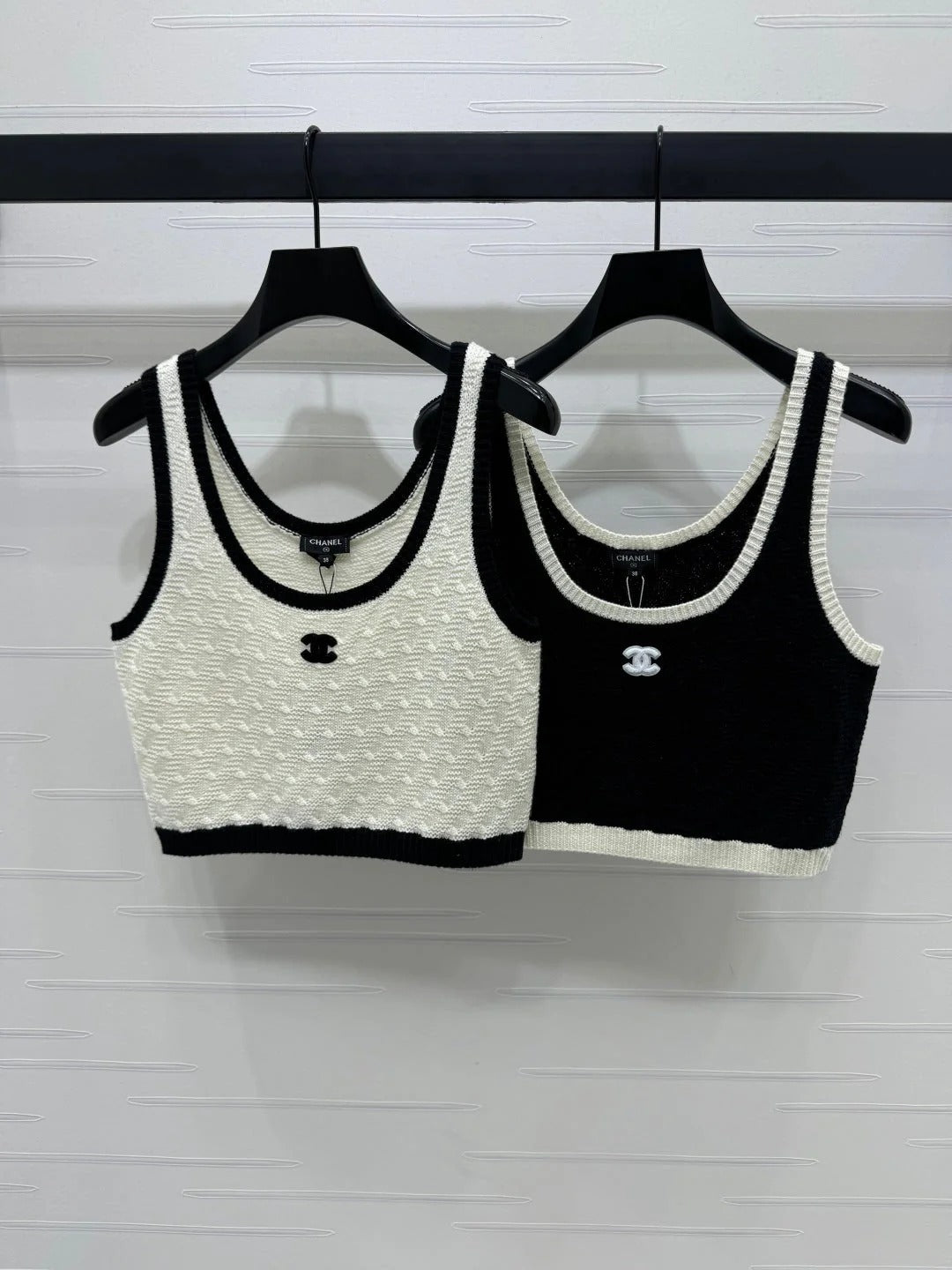 CHANEL CROPPED SLEEVELESS KNIT TOP IN WHITE AND BLACK
