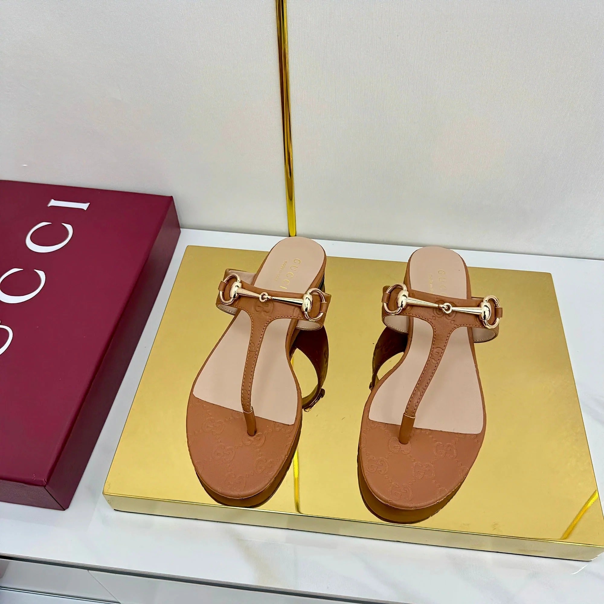 THONG SANDALS IN BROWN LAMBSKIN PRINTED LOGO WITH GOLD HARDWARE