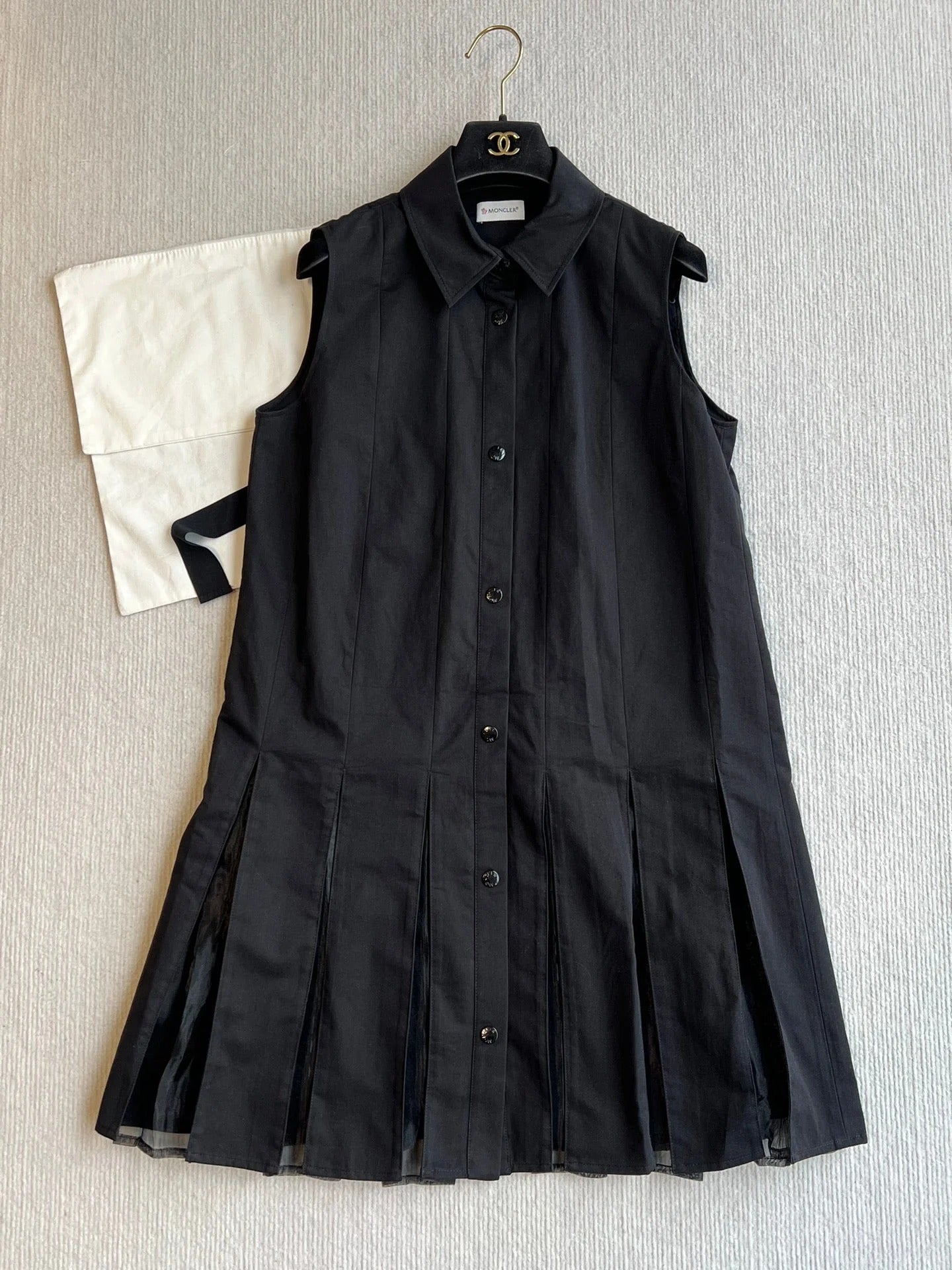 MONCLER SLEEVELESS PLEATED DRESS 269706