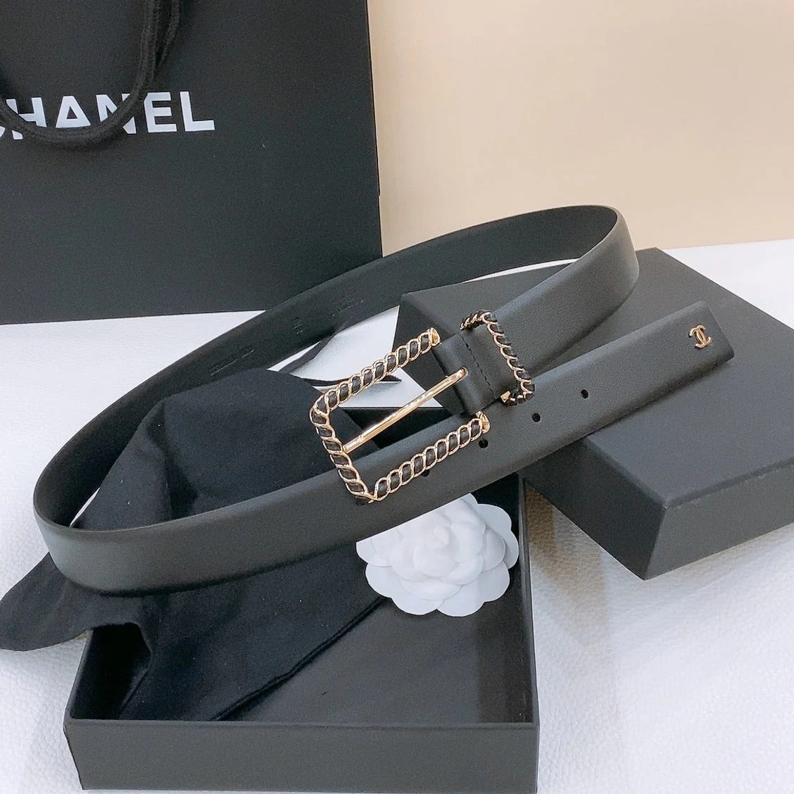 BELT 30MM IN BLACK CALFSKIN WITH INTERWOVEN GOLD CHAIN BUCKLE
