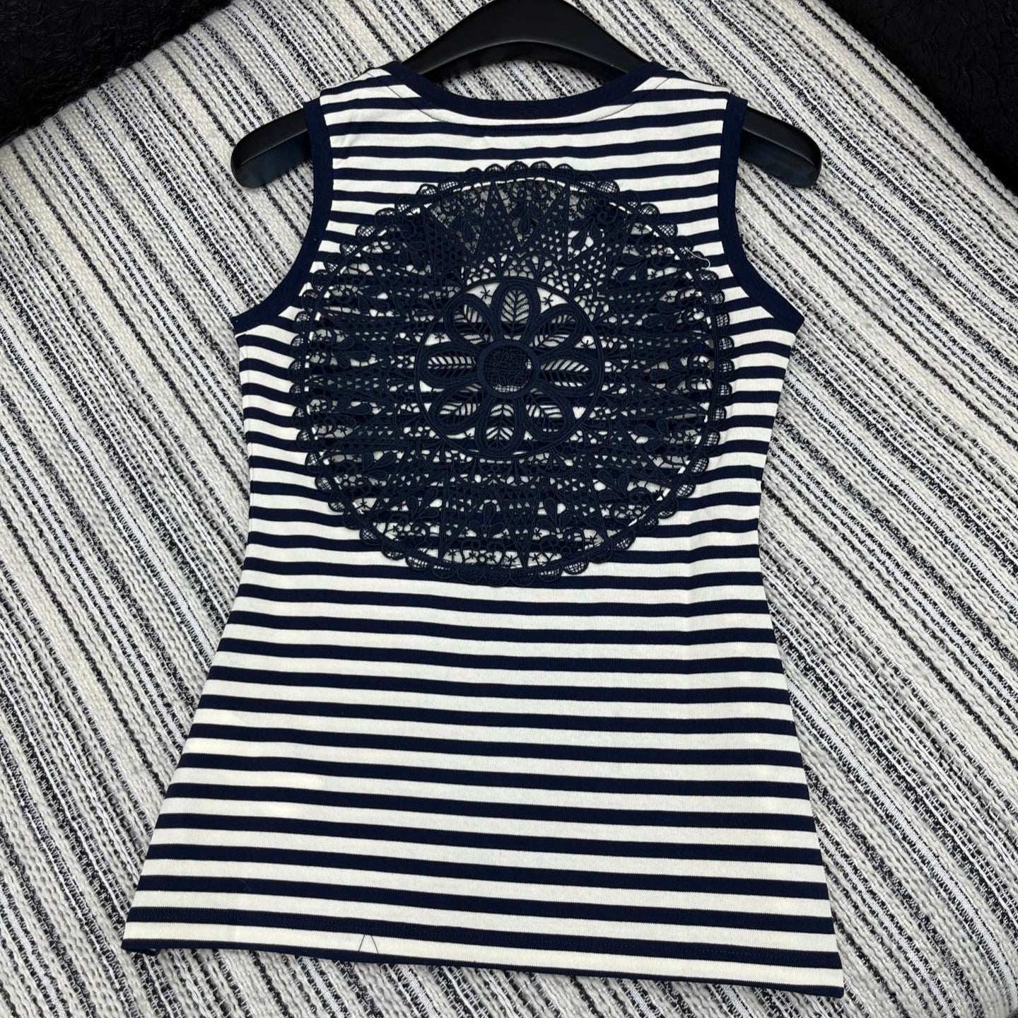 SLEEVELESS TOP WITH RAISED EMBROIDERY AND CREW NECK 267982