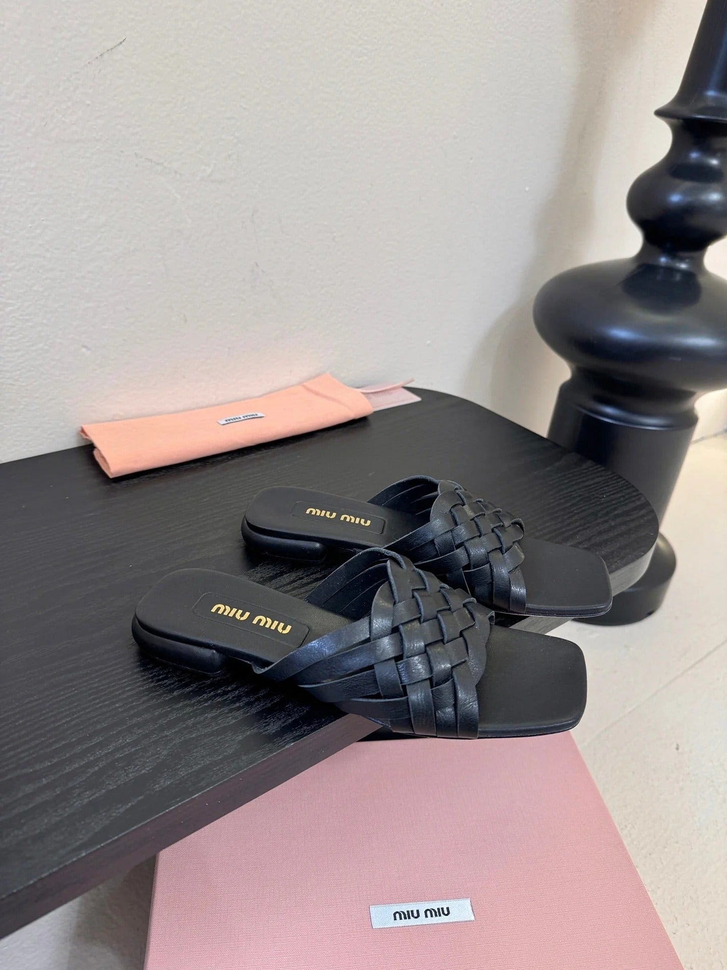 MIU 26ss Flat Sandals Black Sheepskin 627355