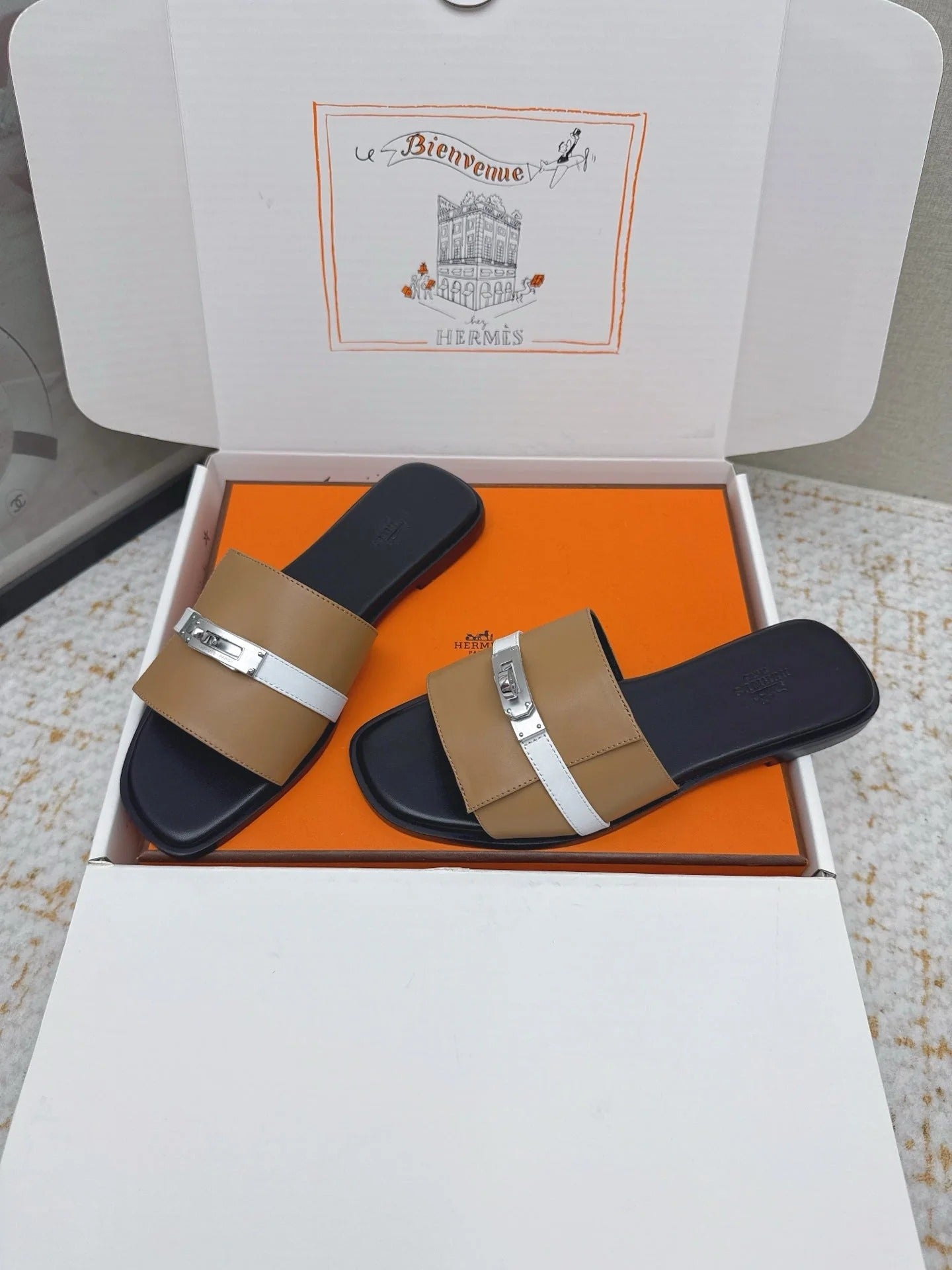 HM 26ss Oasis Sandals Tan Beige Sheepskin Sliver Buckle 625171