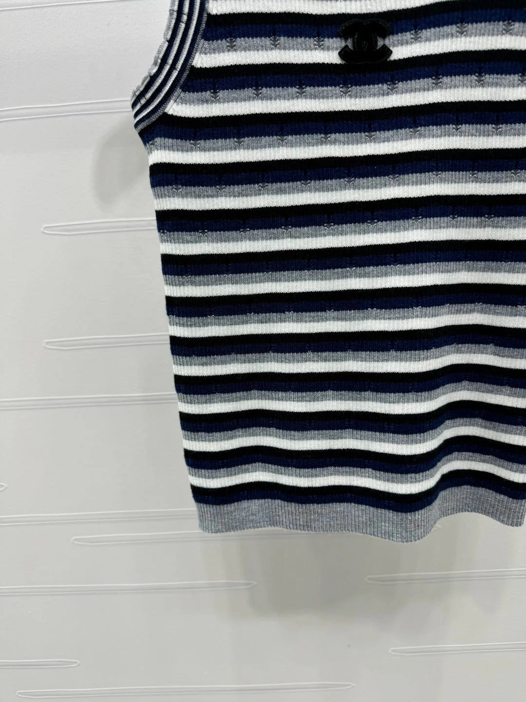 CHANEL SLEEVELESS TOP 269480