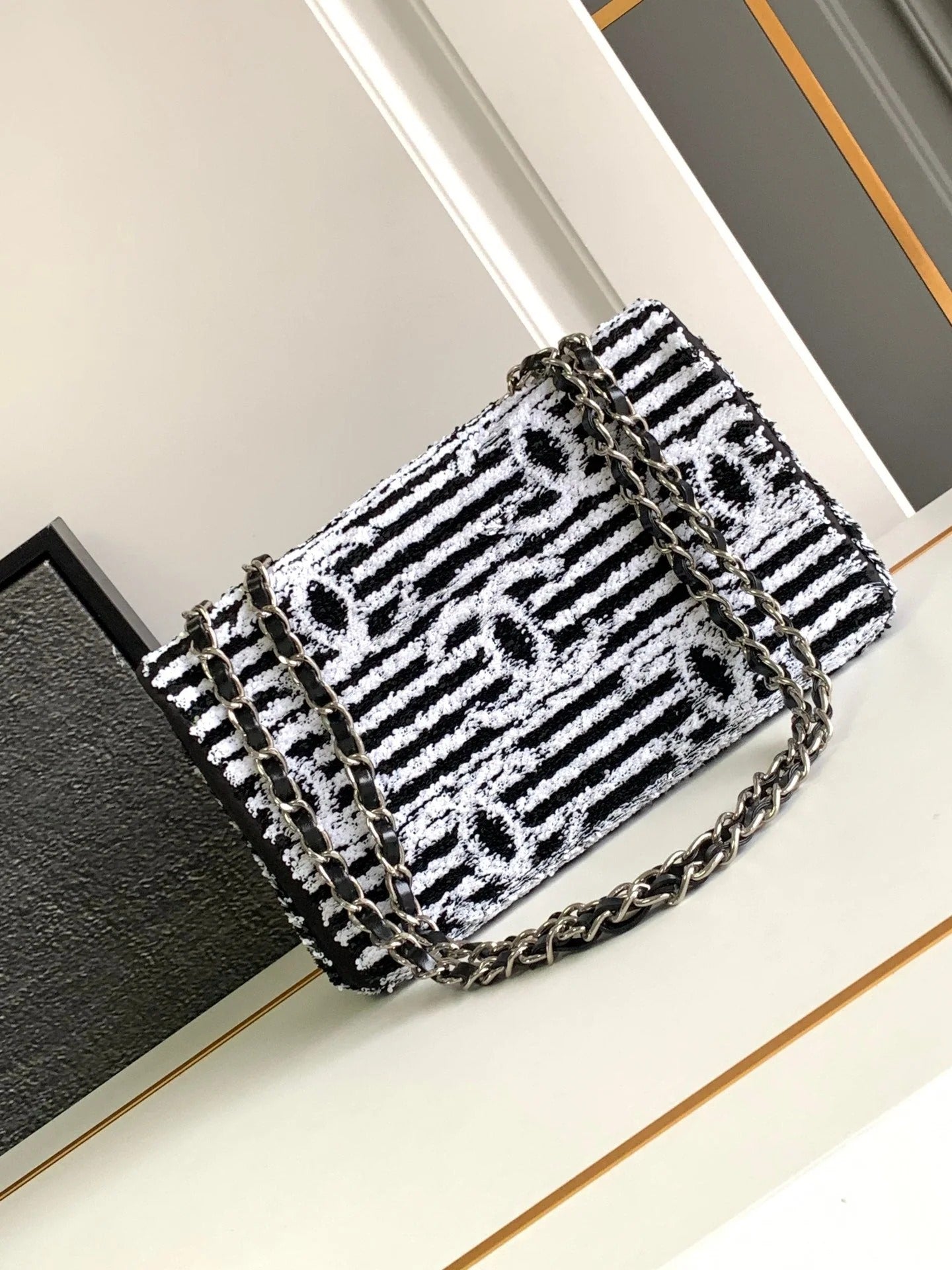 CC 25S FLAP BAG 25 CM IN WHITE MIX BLACK SEQUINS