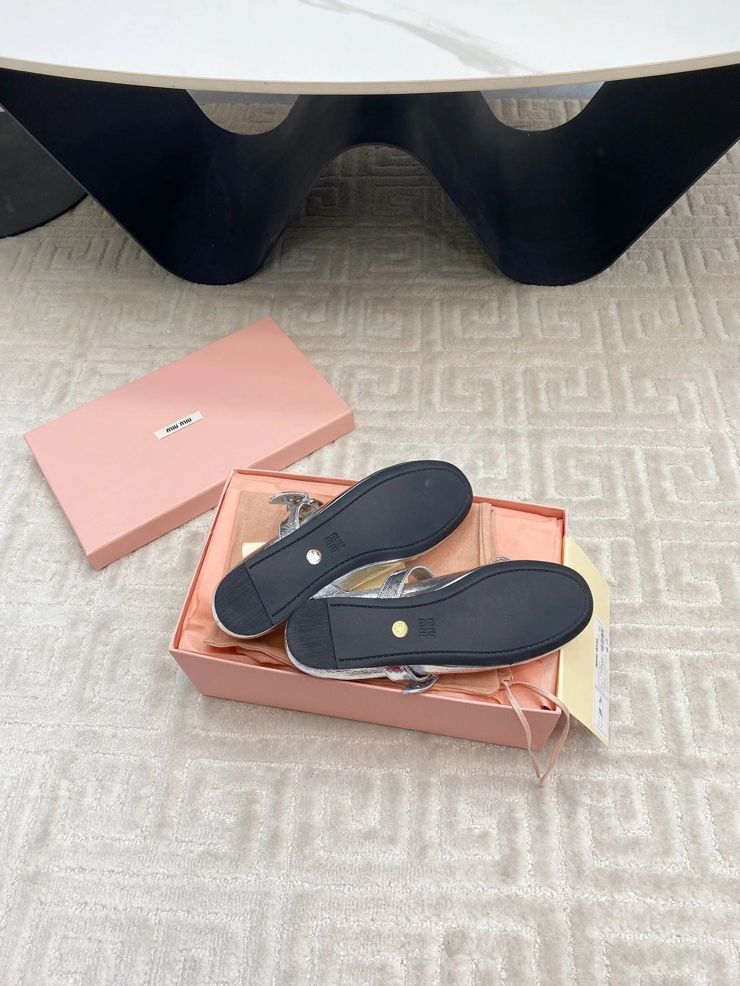 BOW MARY JANE FLAT IN SILVER LAMBSKIN