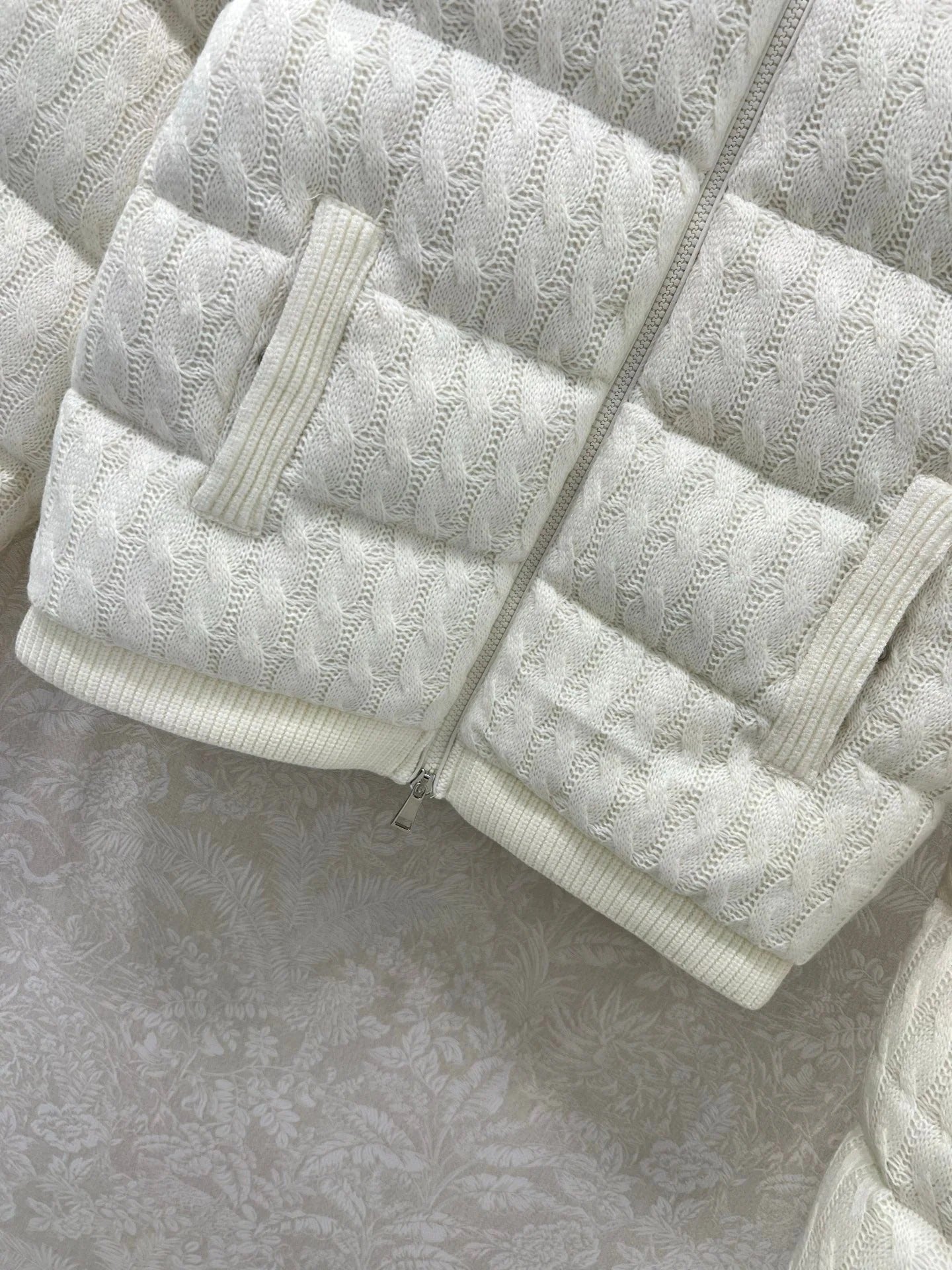MONCLER 25S JACKET IN WHITE 095