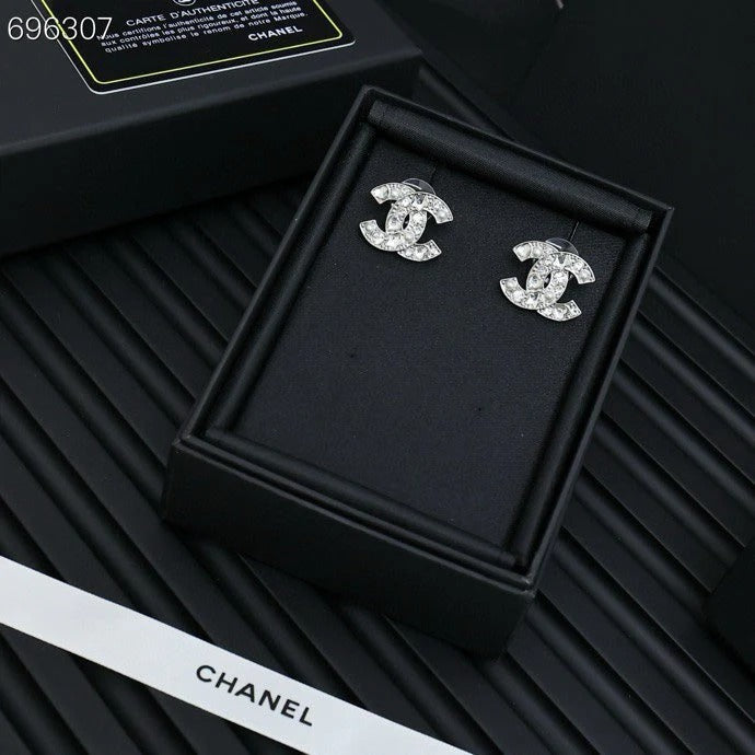 STUD EARRINGS IN SILVER METAL PEARLY WHITE AND CRYSTAL