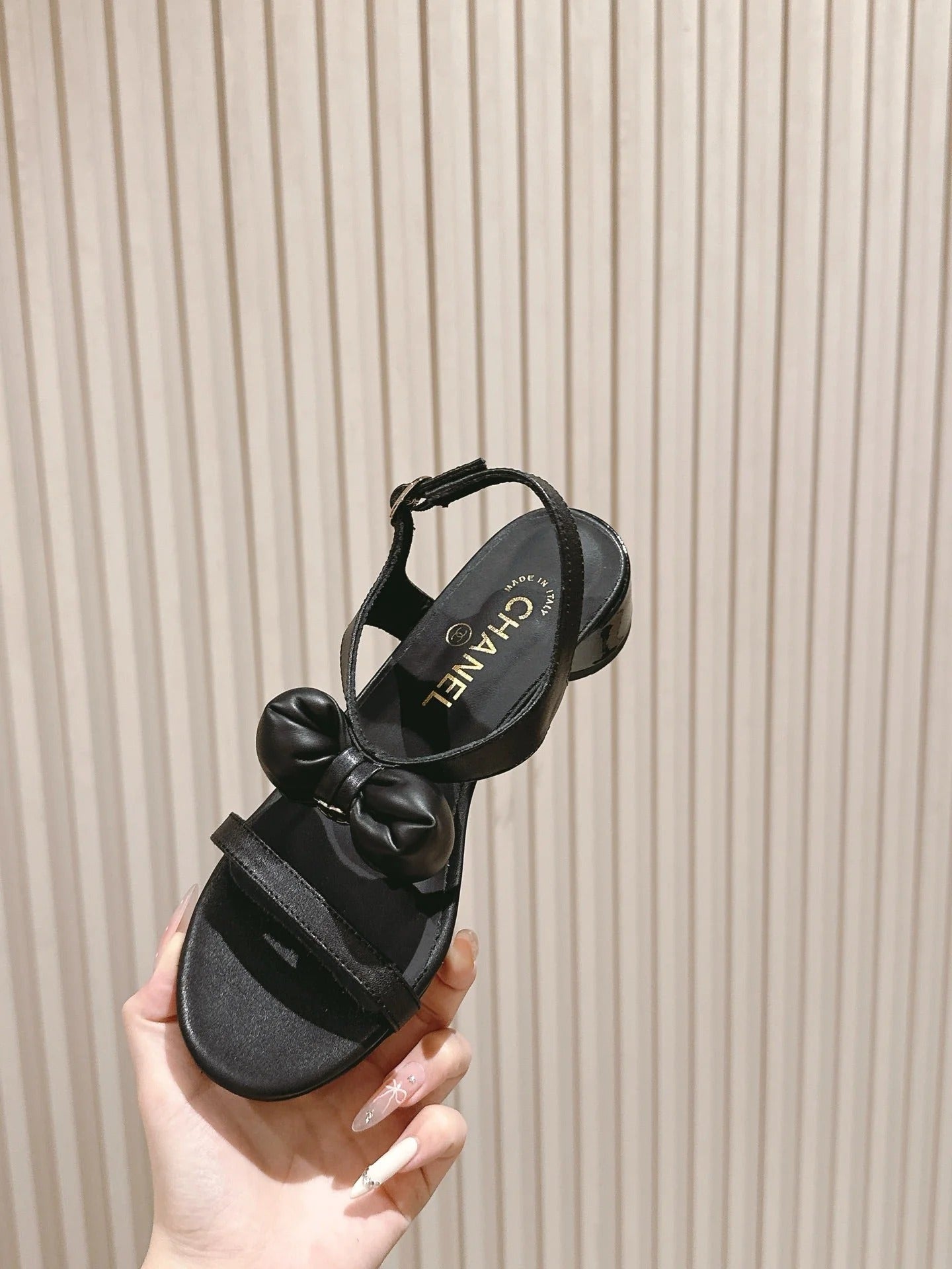 CC 26s Bow Sandals Black Cowhide 658471