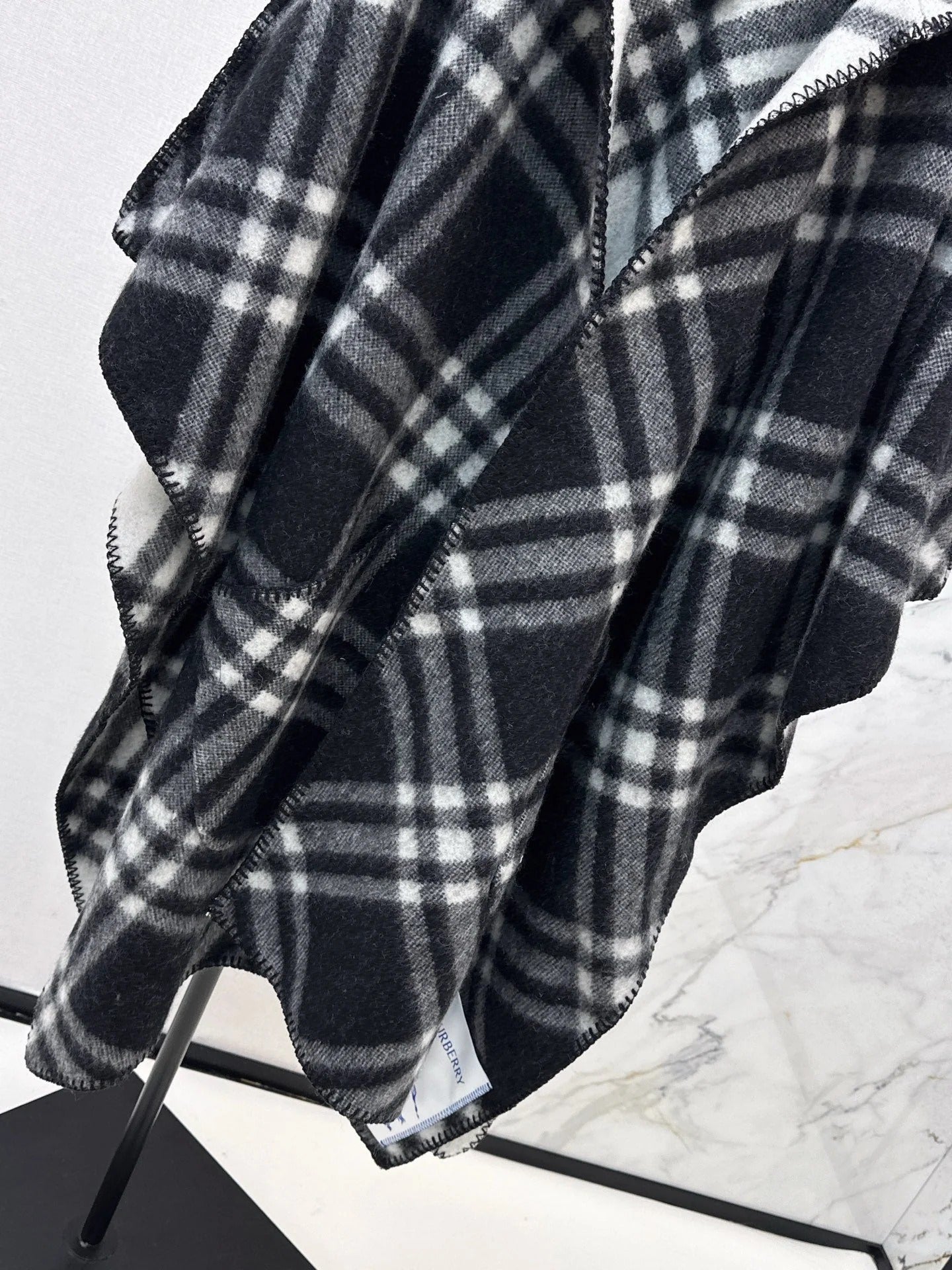 BURBERRY 25S REVERSIBLE CASHMERE CAPE 0046