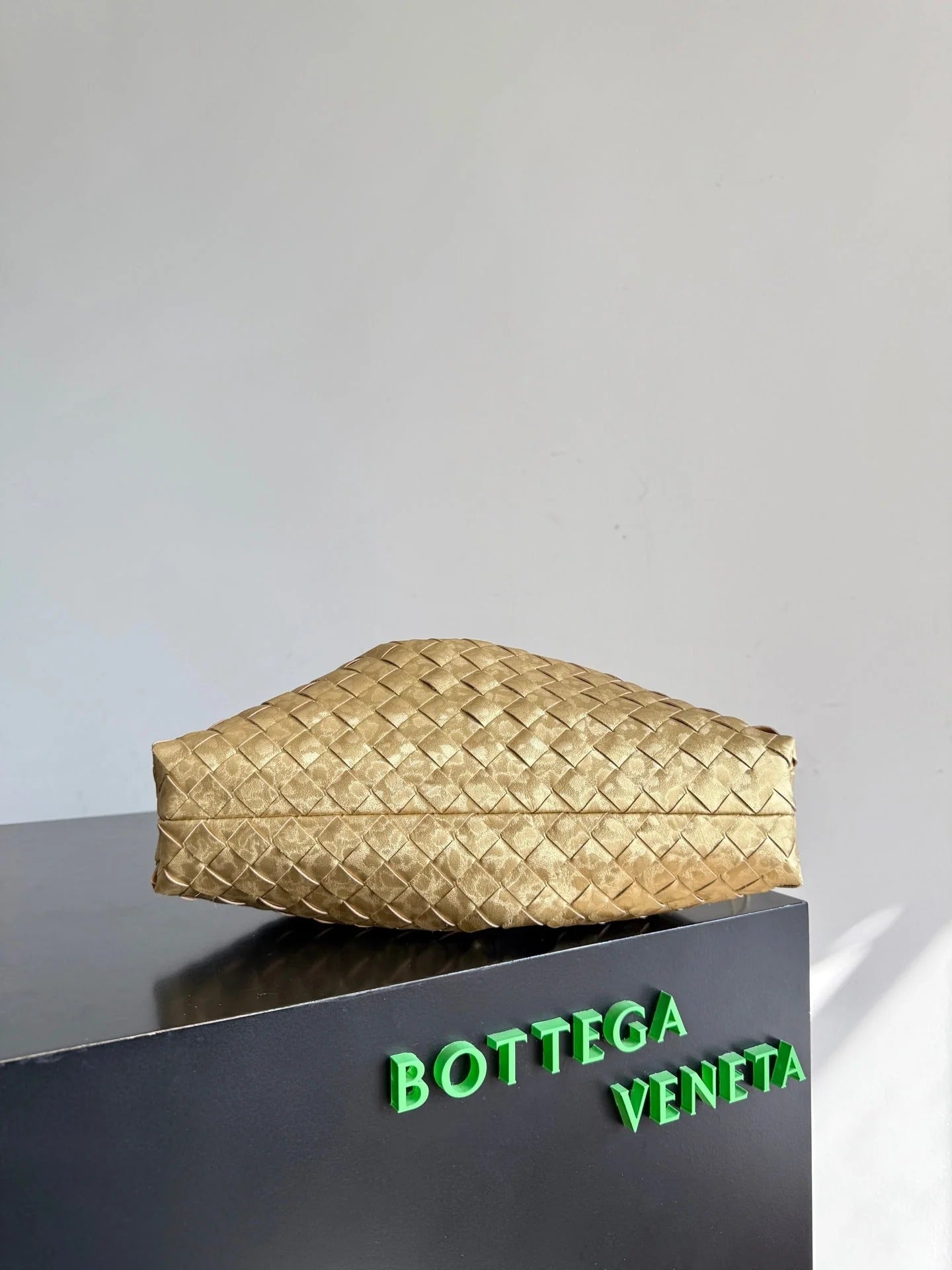 Bottega Veneta 2026 Dustbag 33cm Gold Intrecciato Lamina Satin Leather 137019