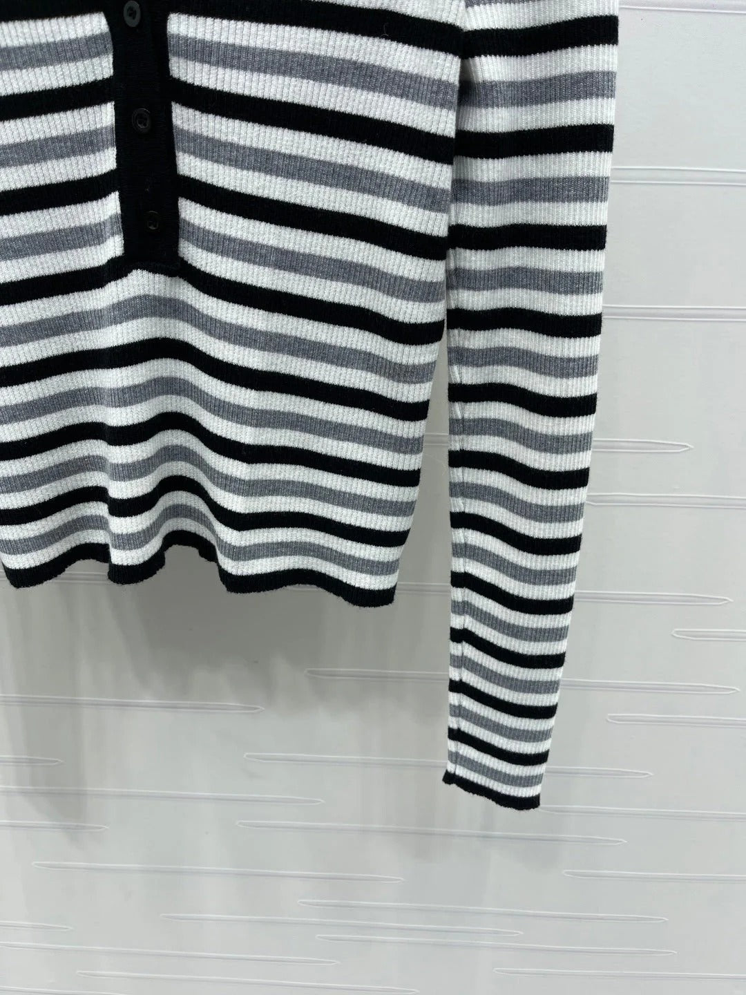 MIUMIU KNITTED SWEATER STYLE 453