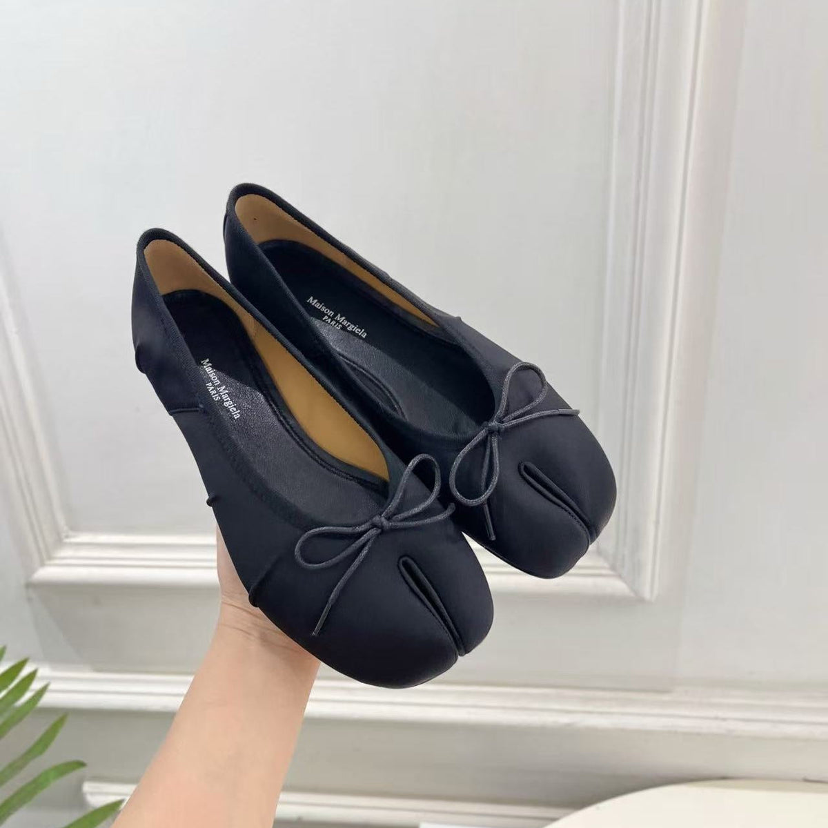 MM 26s Split-Toe Ballet Flats Black Silk
