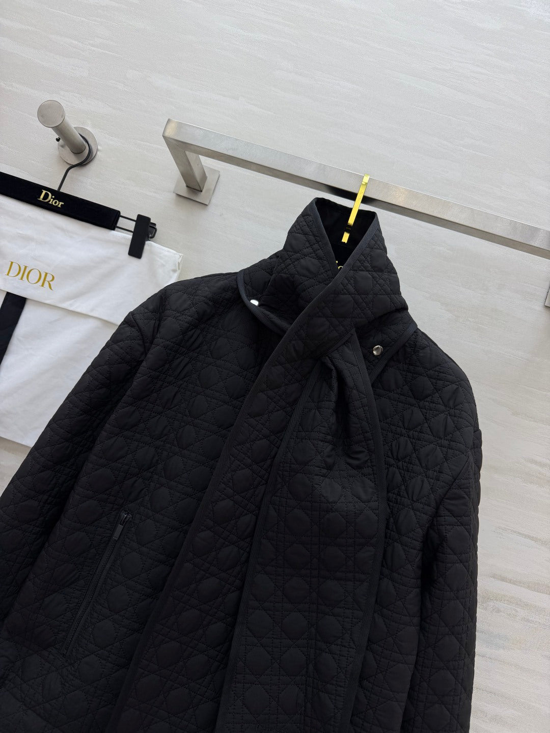CD 26FW Quilted Diamond Jacket Detachable Scarf Collar Black Padded Fabric 449842