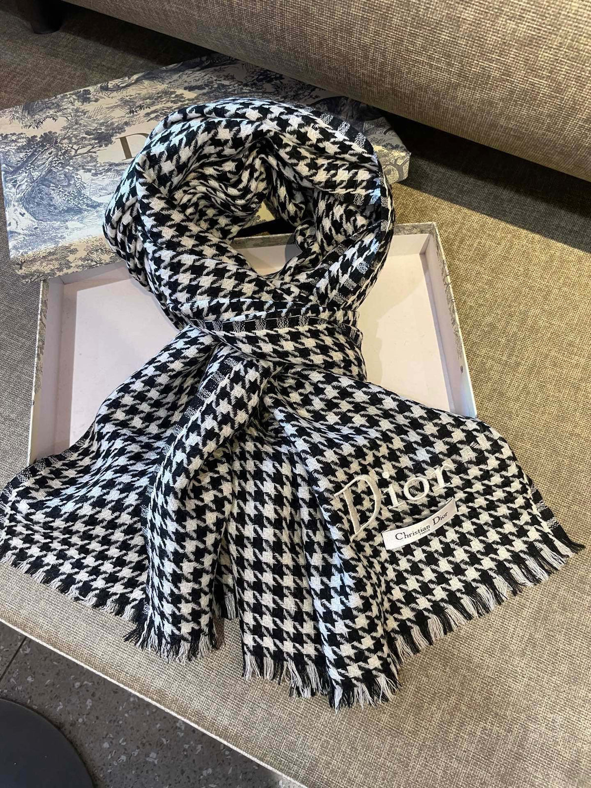 CD 26FW Scarf Houndstooth Color-Block Logo Jacquard Shawl 70×200 Wool Blend 550692
