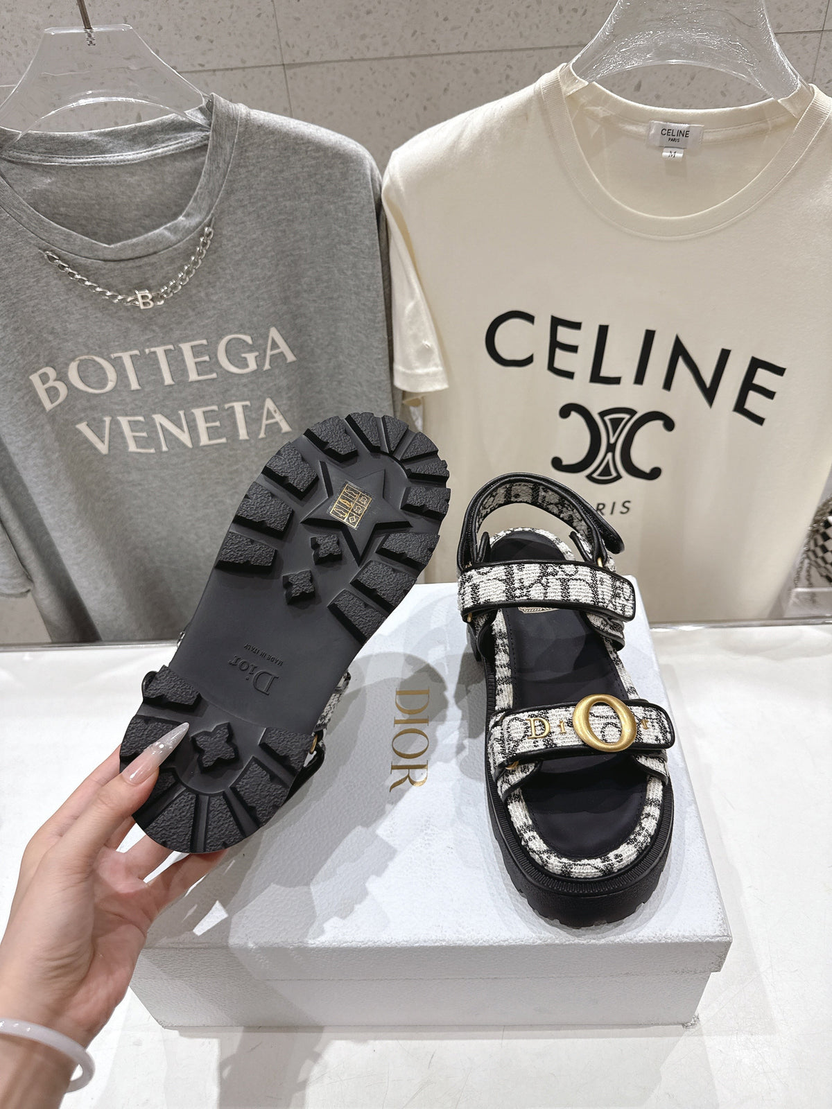 CD 26s D Wander Sandals Black And White Dior Oblique Jacquard Gold Hardware 472915