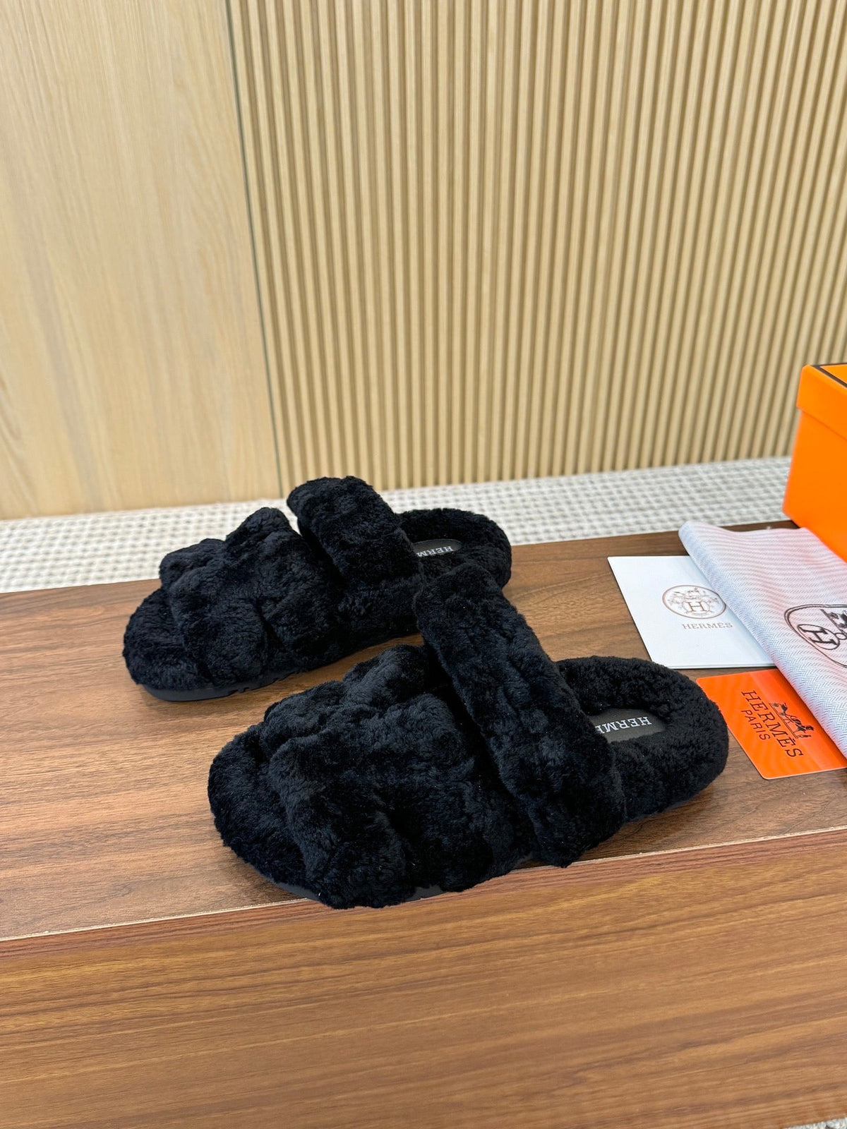 HM 26s Chypre Sandals Noir Shearling 175174