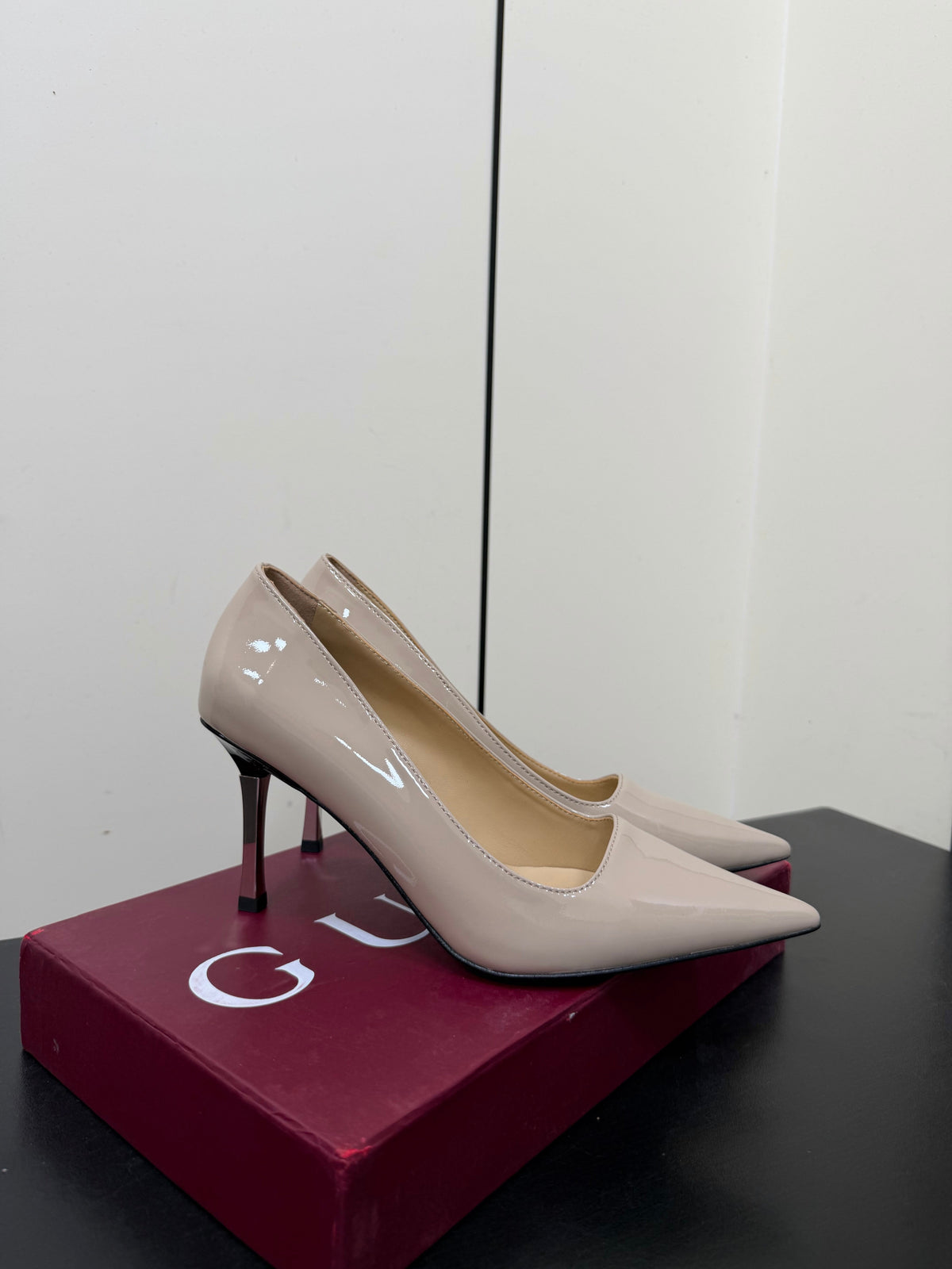 Gucci 26s Pointed Toe Pumps 8.5cm Beige Patent Calfskin
