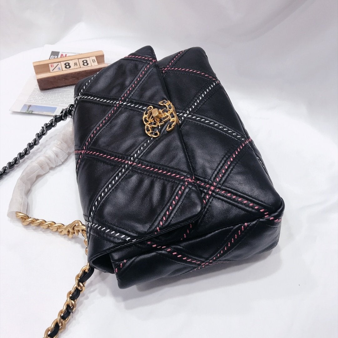 19 FLAP BAG 30CM BLACK QUILTED