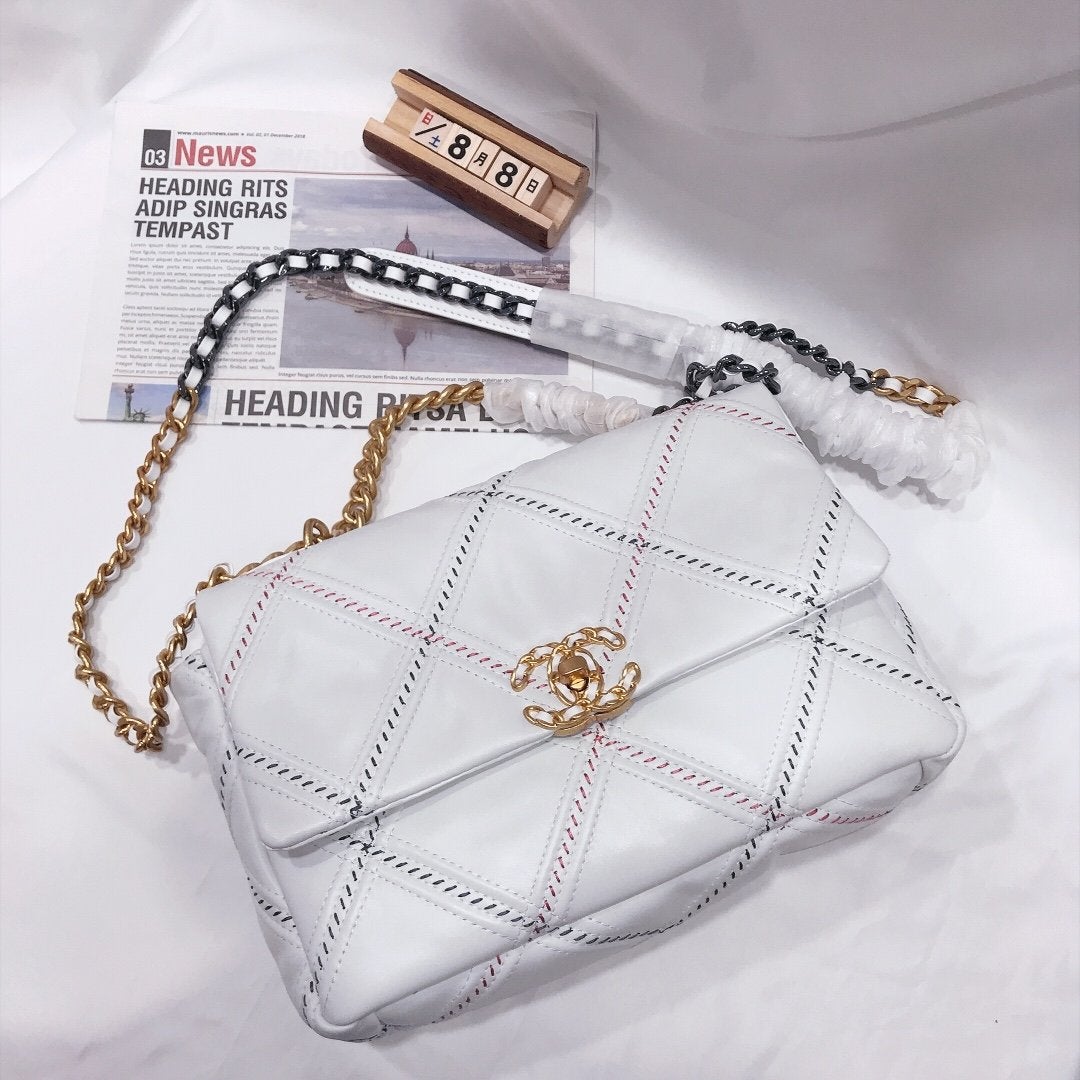 19 FLAP BAG 30CM WHITE QUILTED
