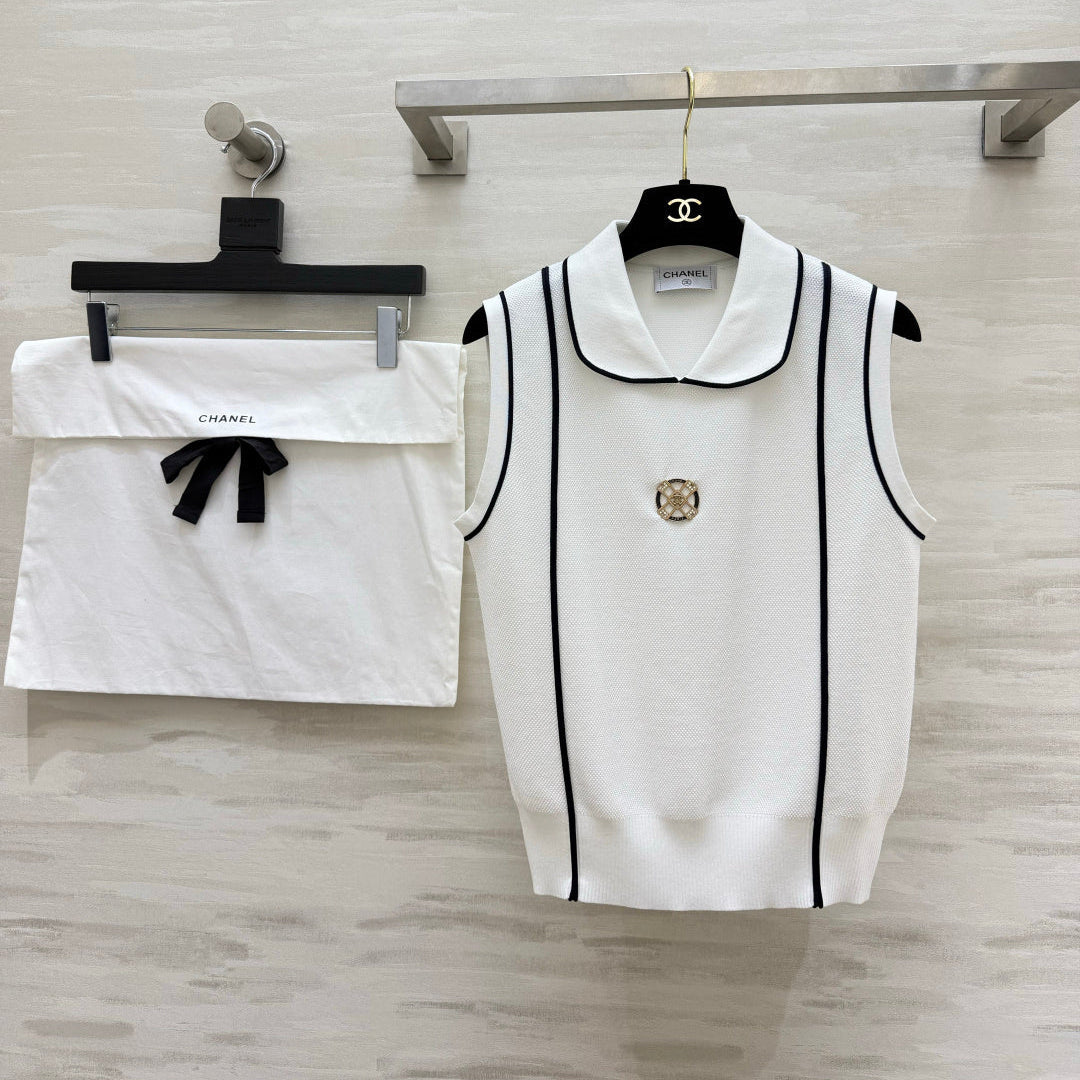 CC 26 Classic Preppy Vest White in Wool Knitwear 379455