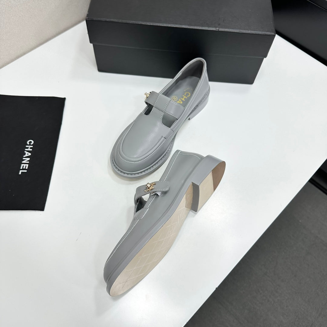 CC Turn-Lock CC T-Strap Loafers Gray Leather 944554