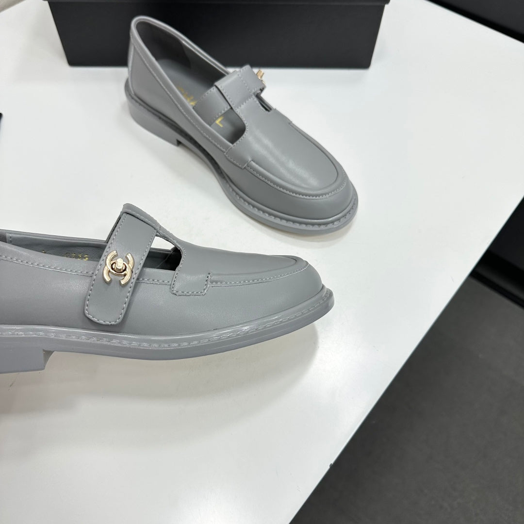 CC Turn-Lock CC T-Strap Loafers Gray Leather 944554