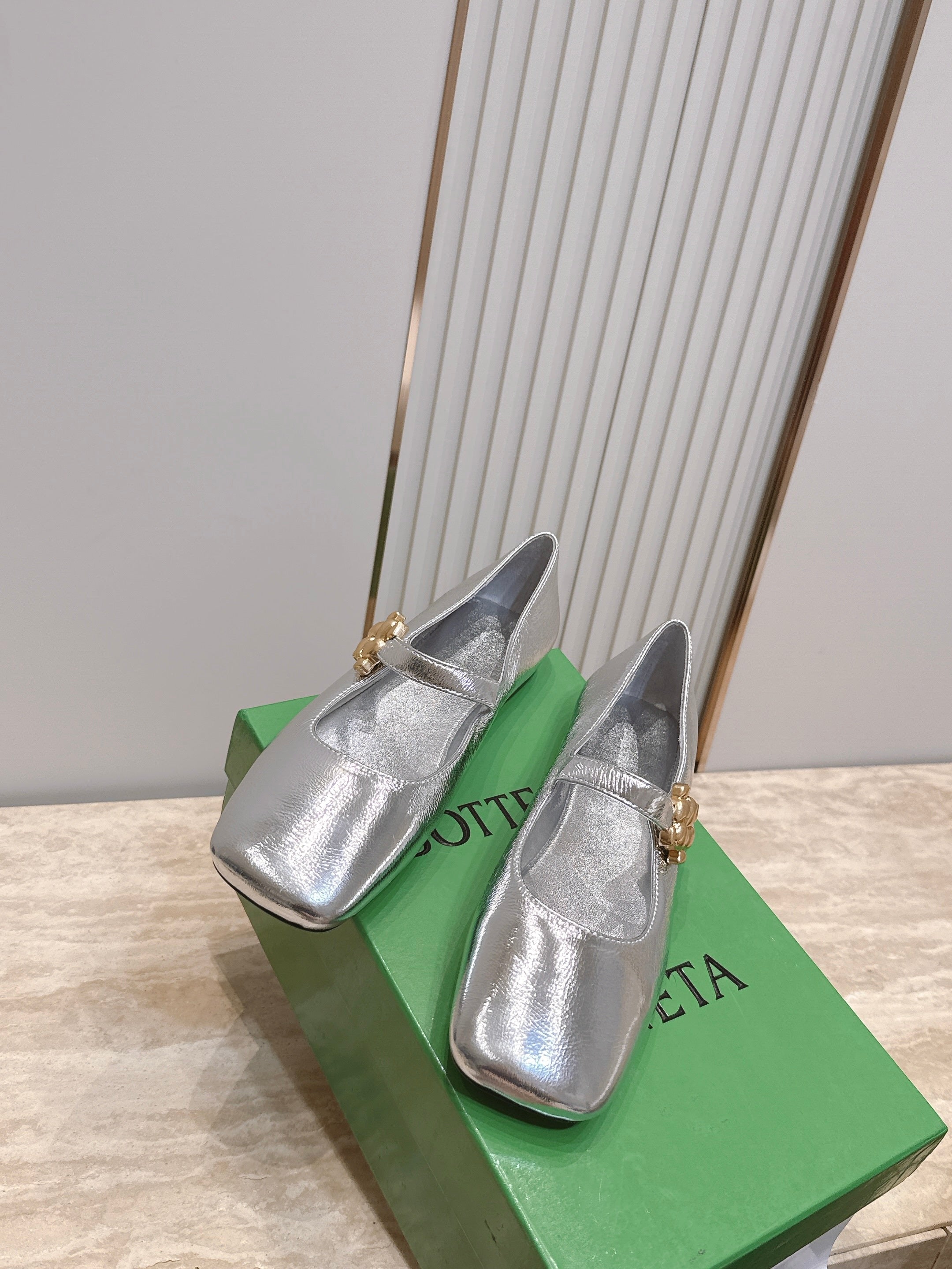 BV Charlotte Mary Jane Flat Silver Cowhide Leather 954583
