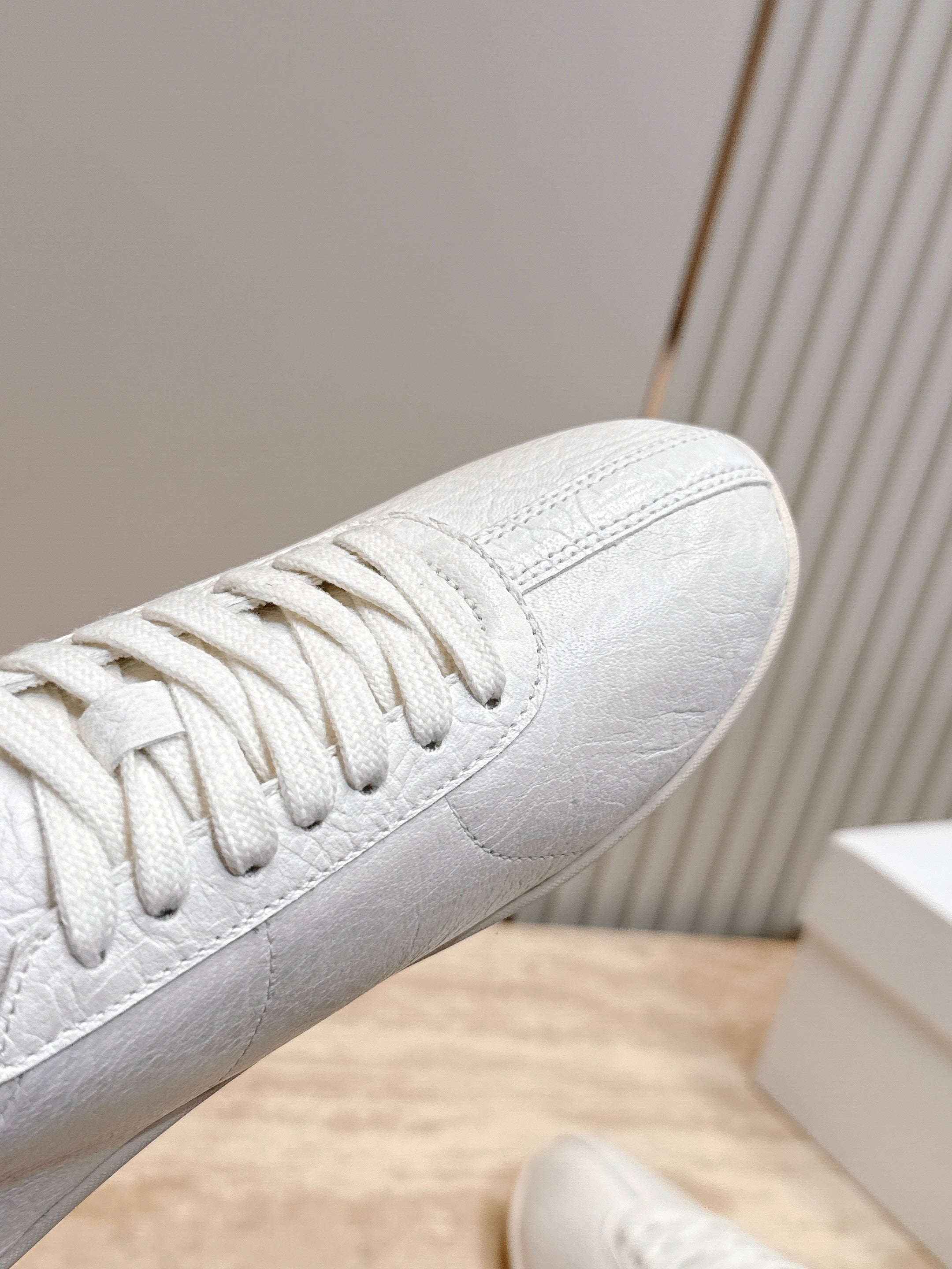 TR Low-Top Sneakers White Textured Leather 954419