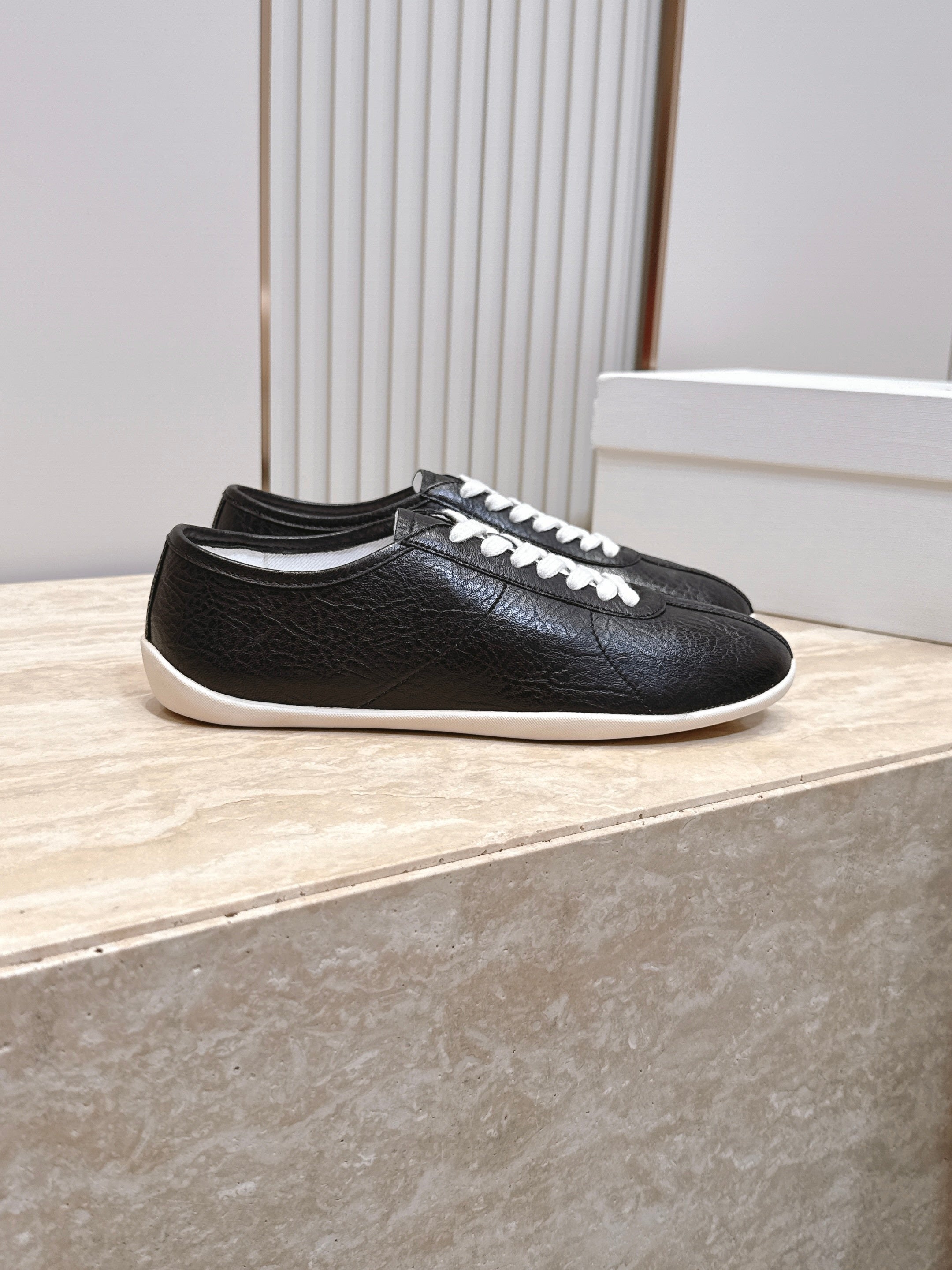 TR Low-Top Sneakers Black Textured Leather 954417