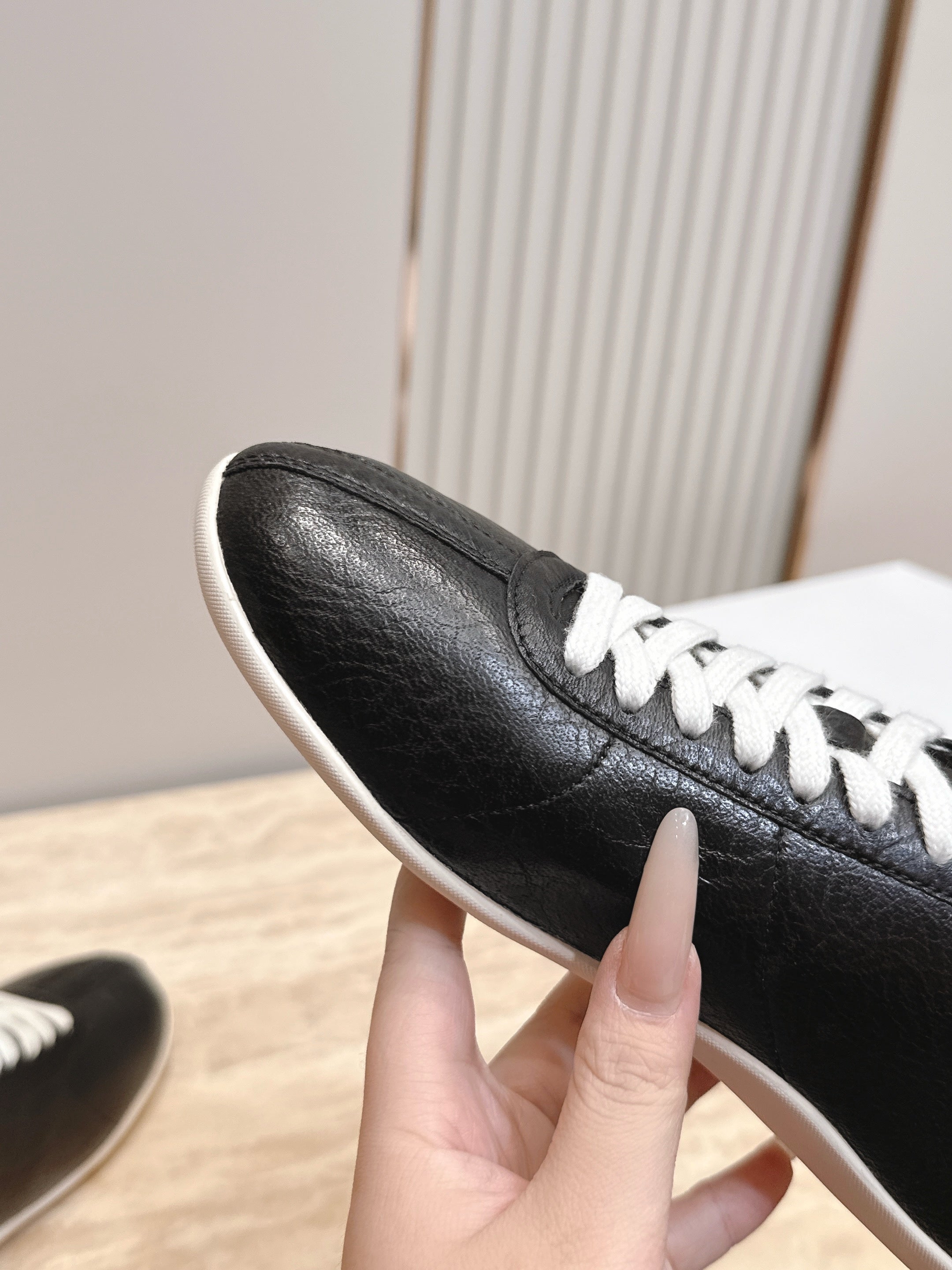 TR Low-Top Sneakers Black Textured Leather 954417