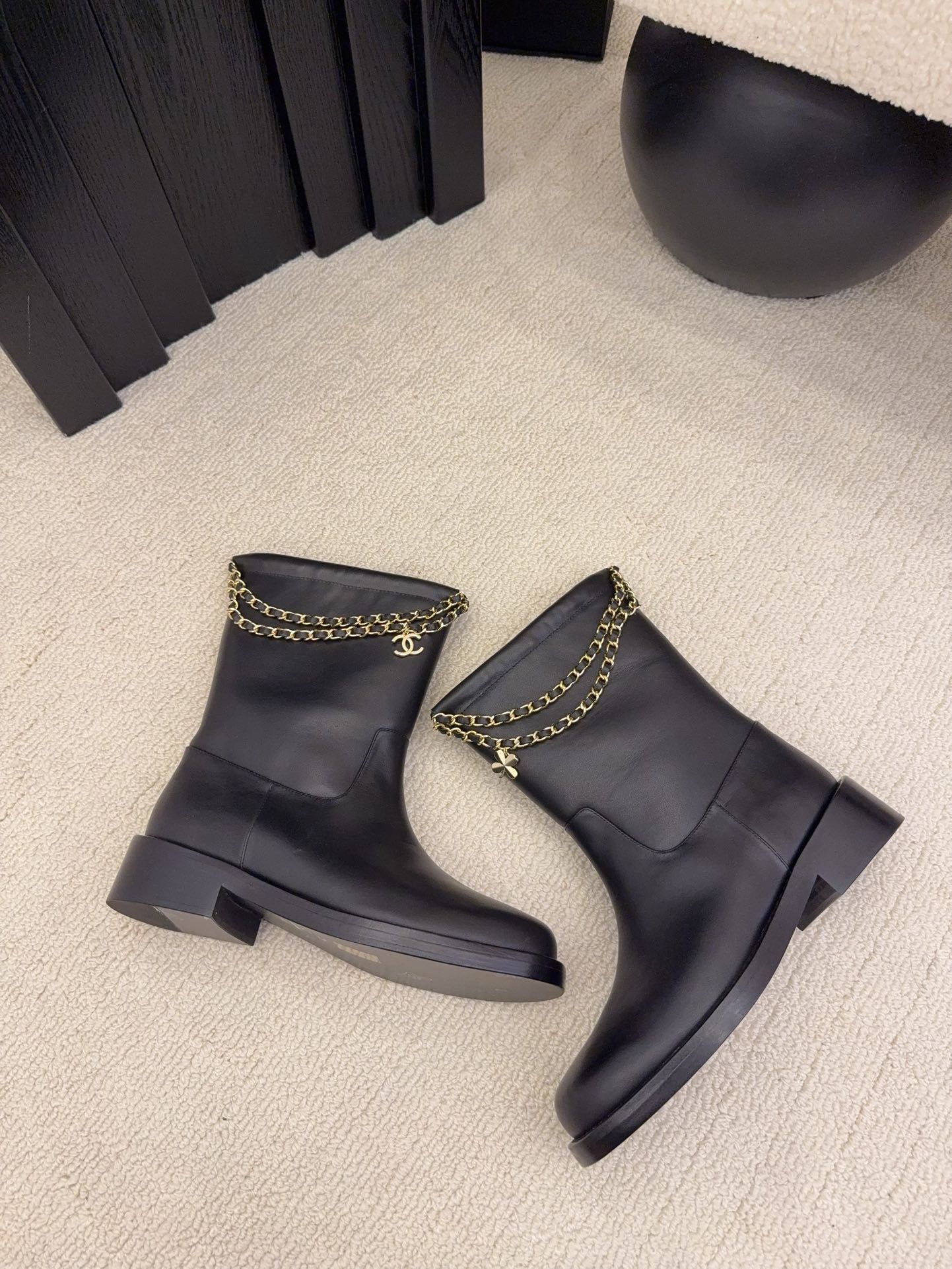 CC Mid-Calf Boots 4CM Gold Chain Charm Black Leather 961500