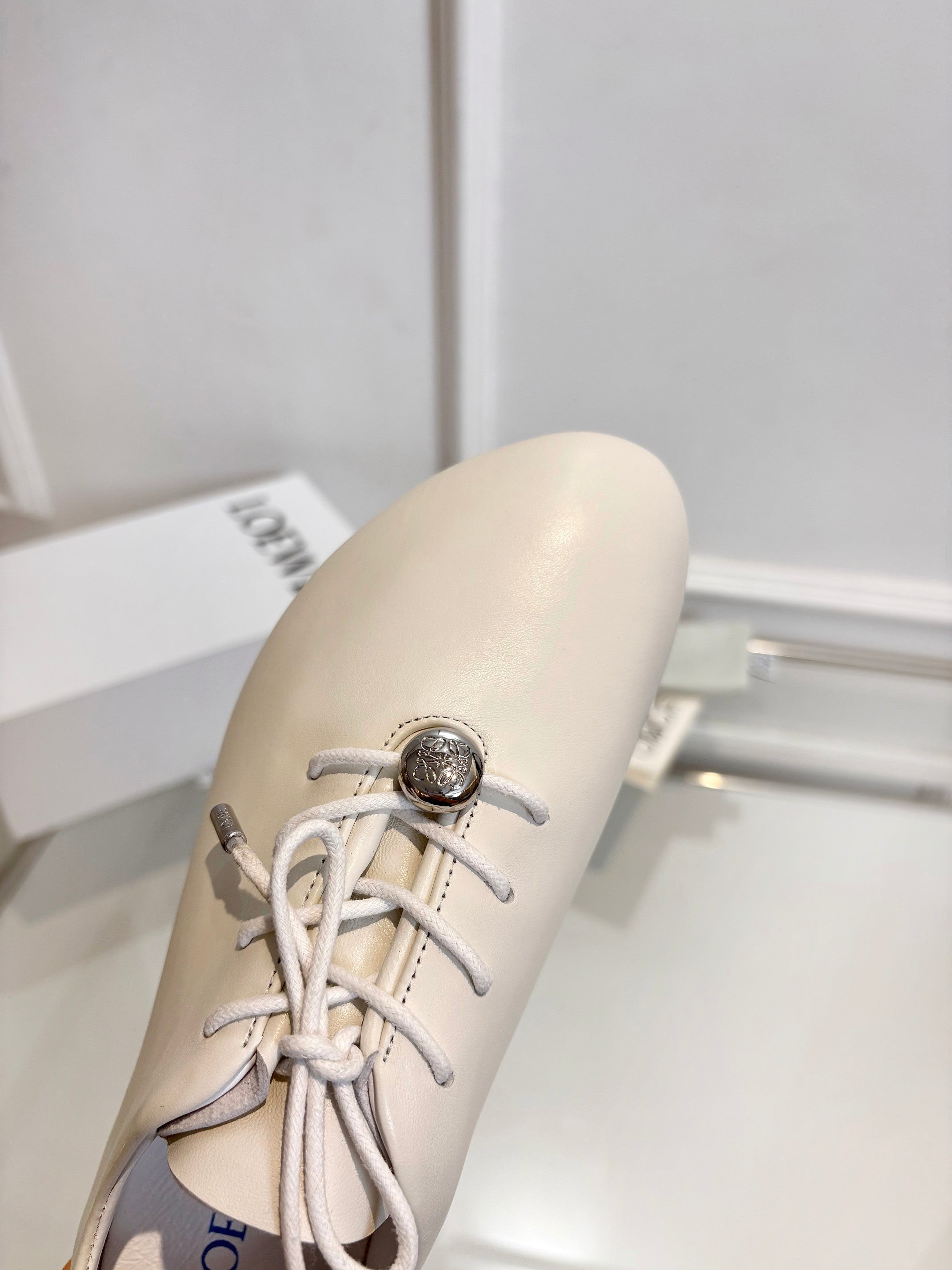 LW Pebble Lace-Up Shoes White Nappa Sheepskin 984750