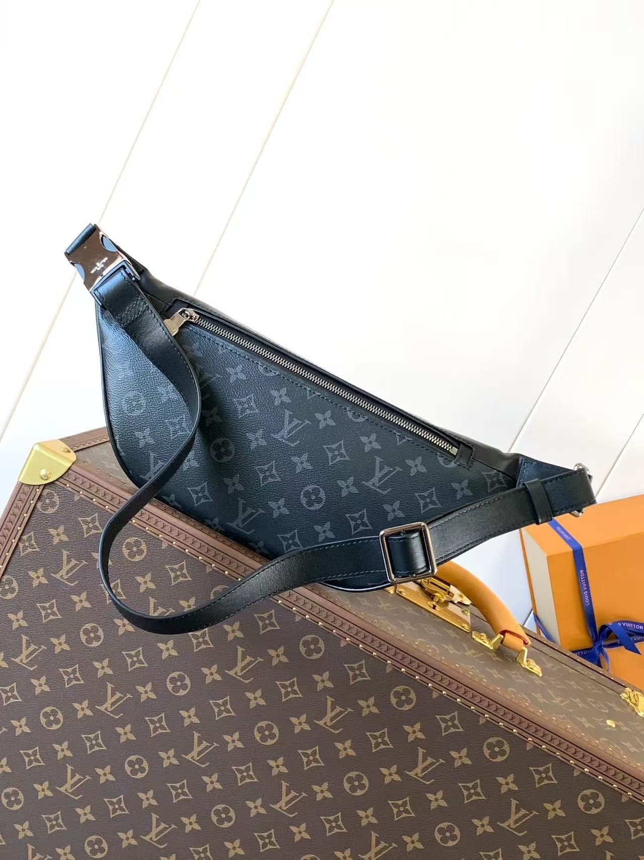 LV M44336 Discovery Bumbag Black Monogram Eclipse Canvas