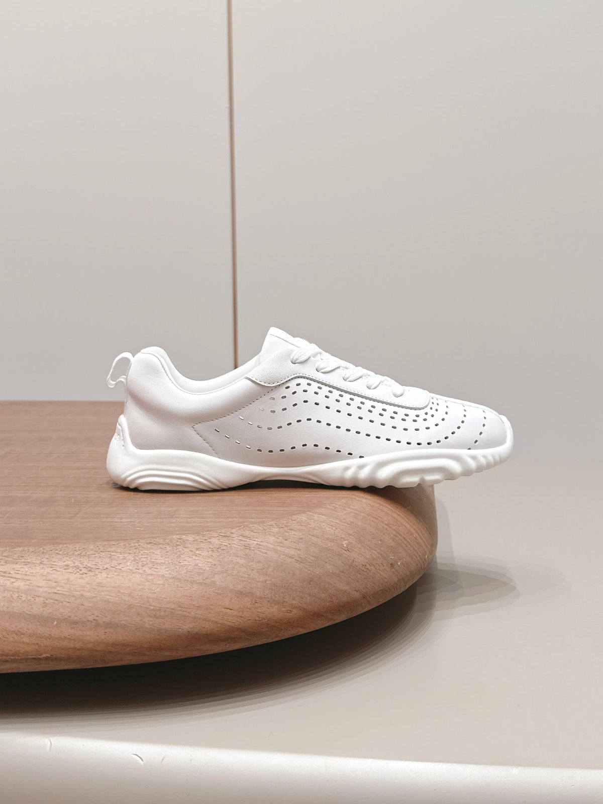 HM 26S Trail Sneakers White Perforated Calfskin
