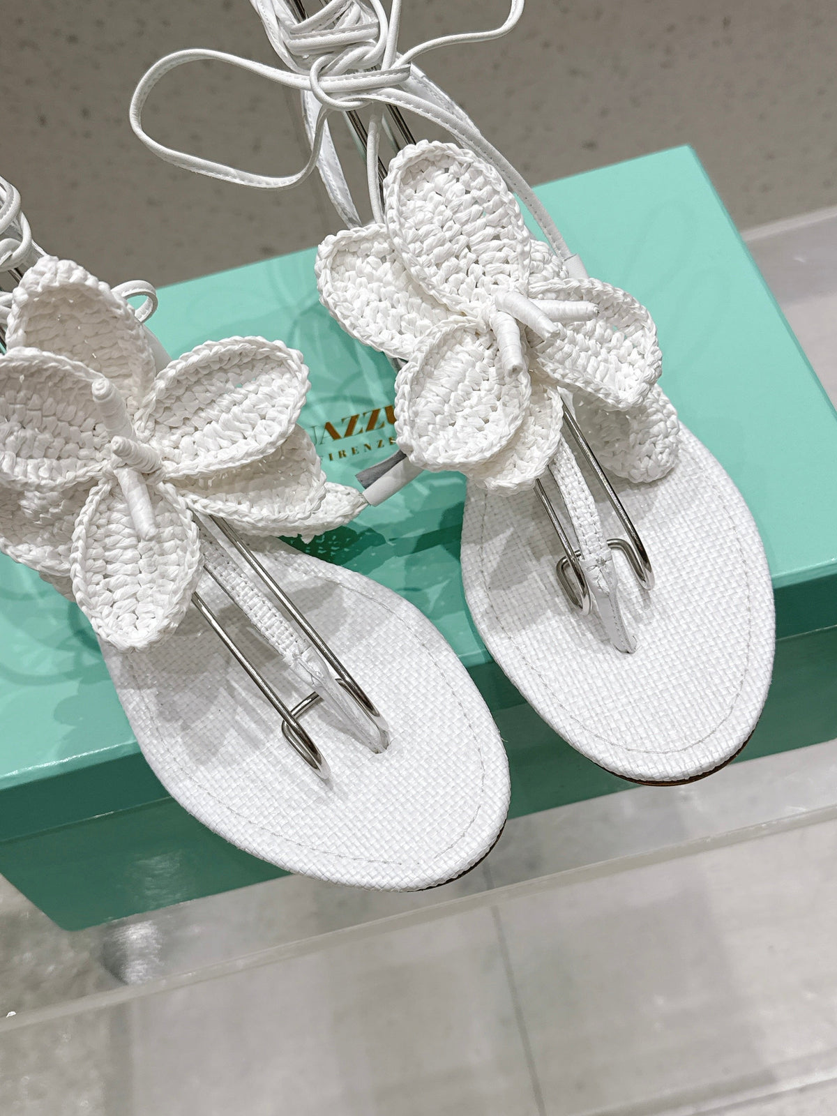 Aquazzura 26s Floral Thong Sandals White Woven Raffia And Fabric 491730