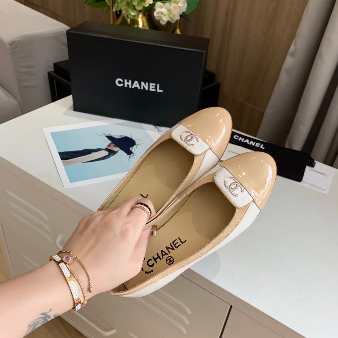 CC FW26 Ballet Flat White Beige Patent Leather 868037