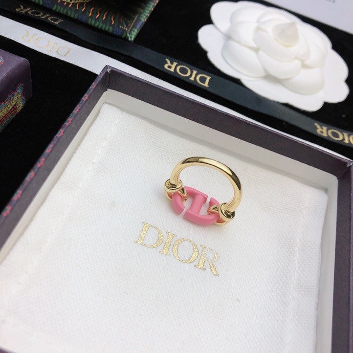 CD 26S Pink Enamel Link Chain Ring In Gold Metal
