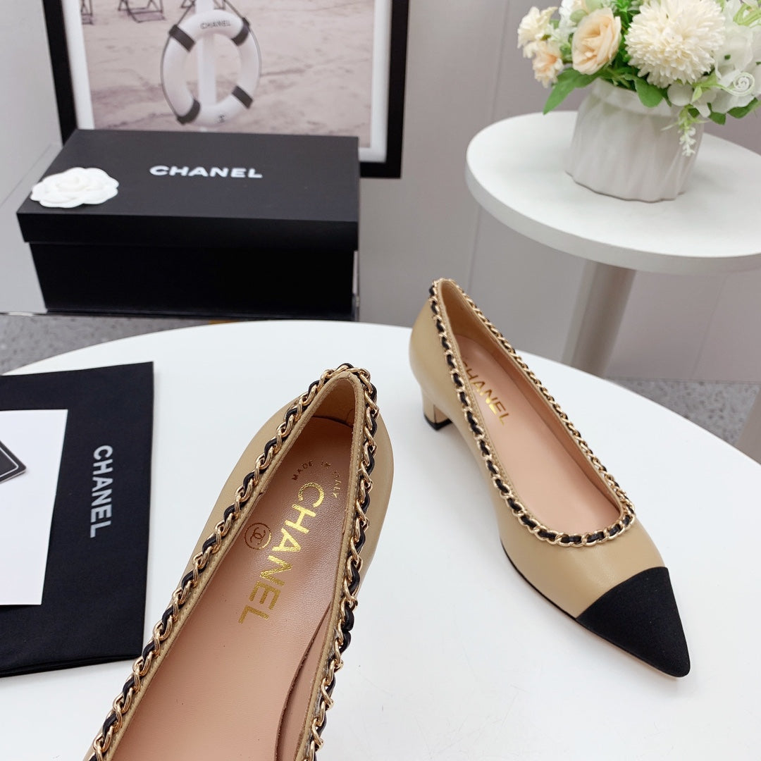 CC 2026 Logo Chain Trim Pumps Beige Black Leather 161670