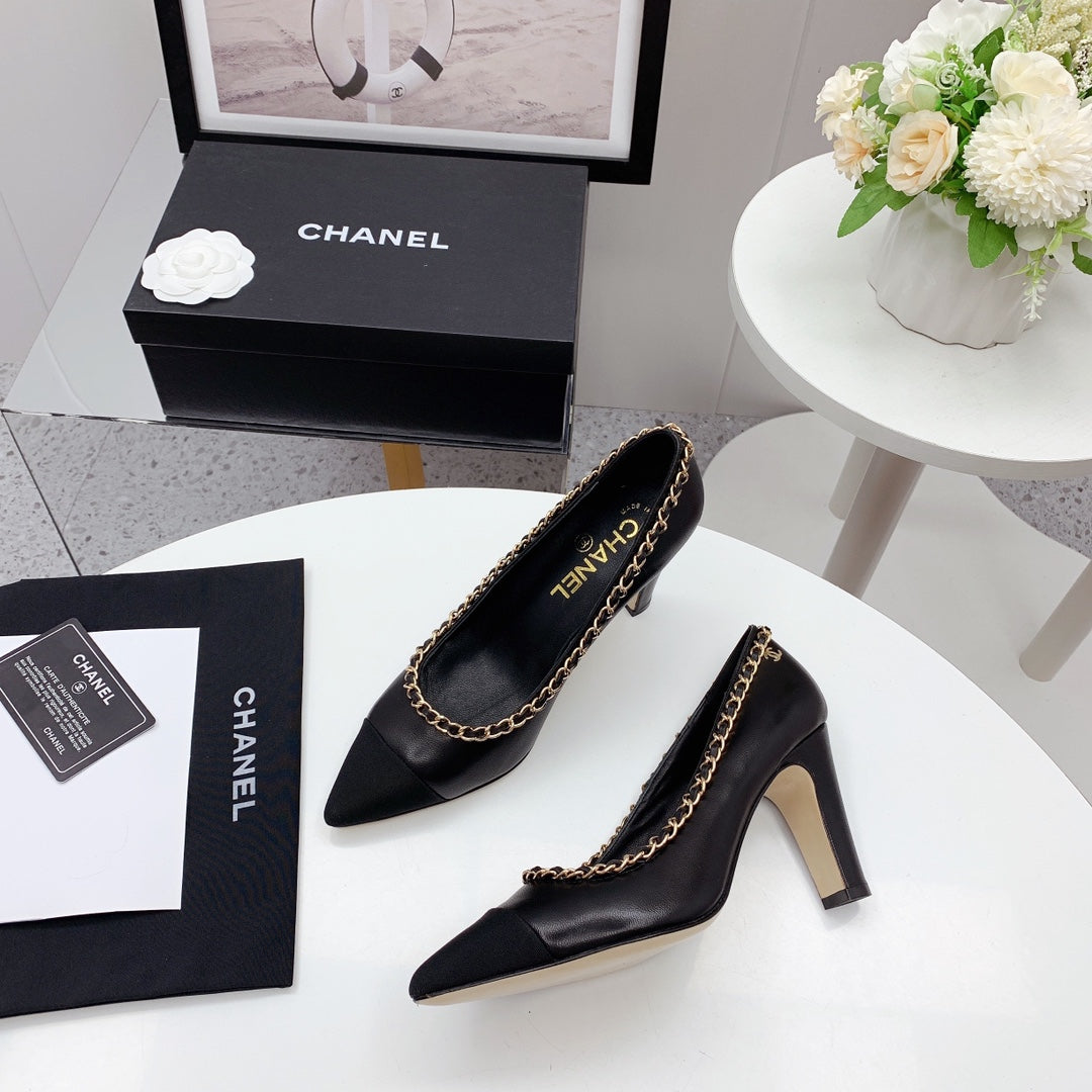 CC 2026 Logo Chain Trim Pumps Black Leather 161669