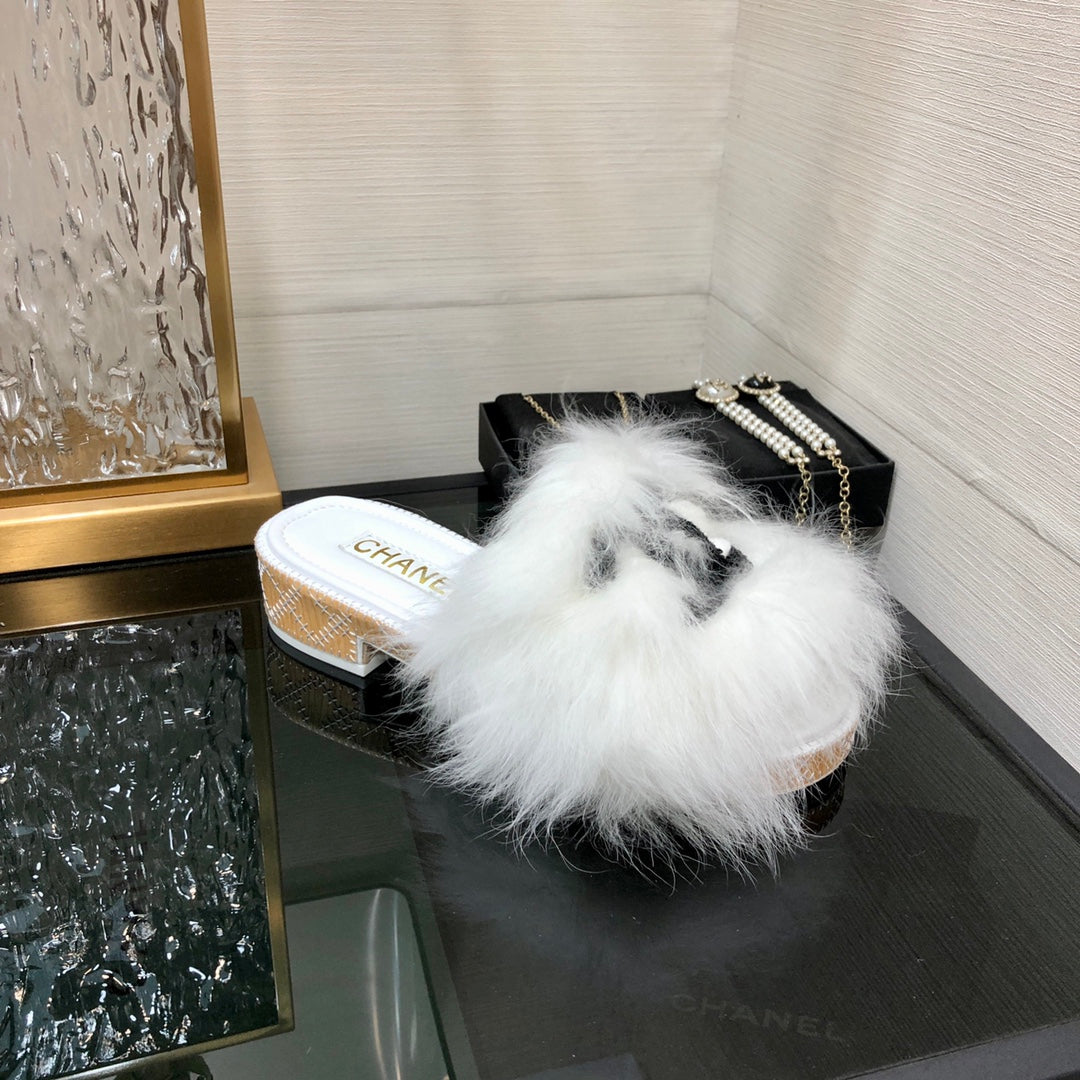 CC 26s Logo Slides White Furry Leather 970162