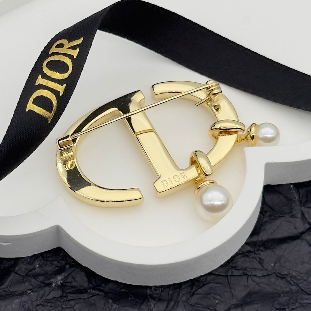 CD Brooch 172617