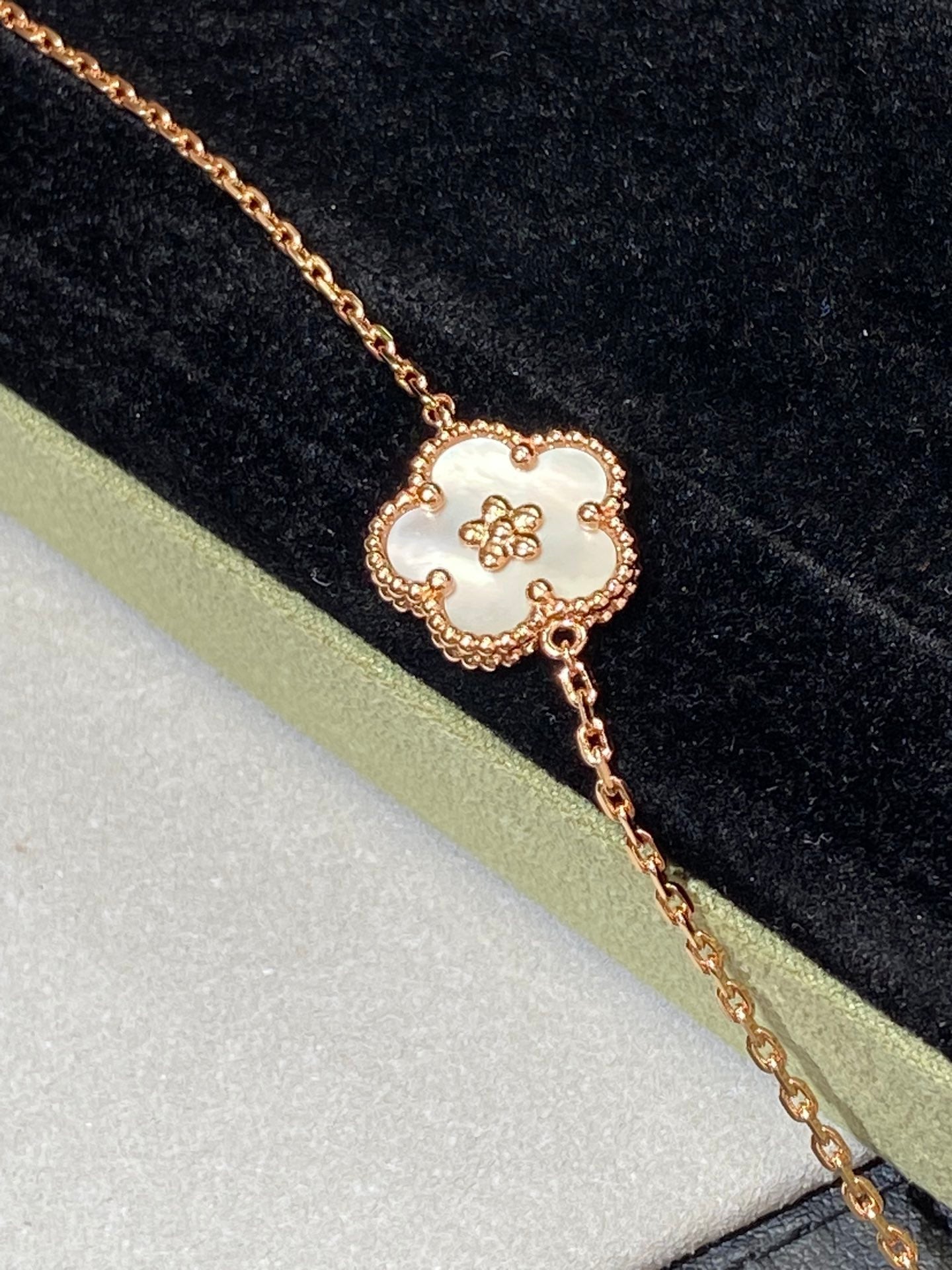 VCA Lucky Spring Flower White Mop 1 Diamond Pink Gold Bracelet