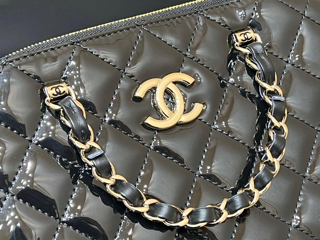 CC 23S Shell Bag 28.5cm Black Patent Leather