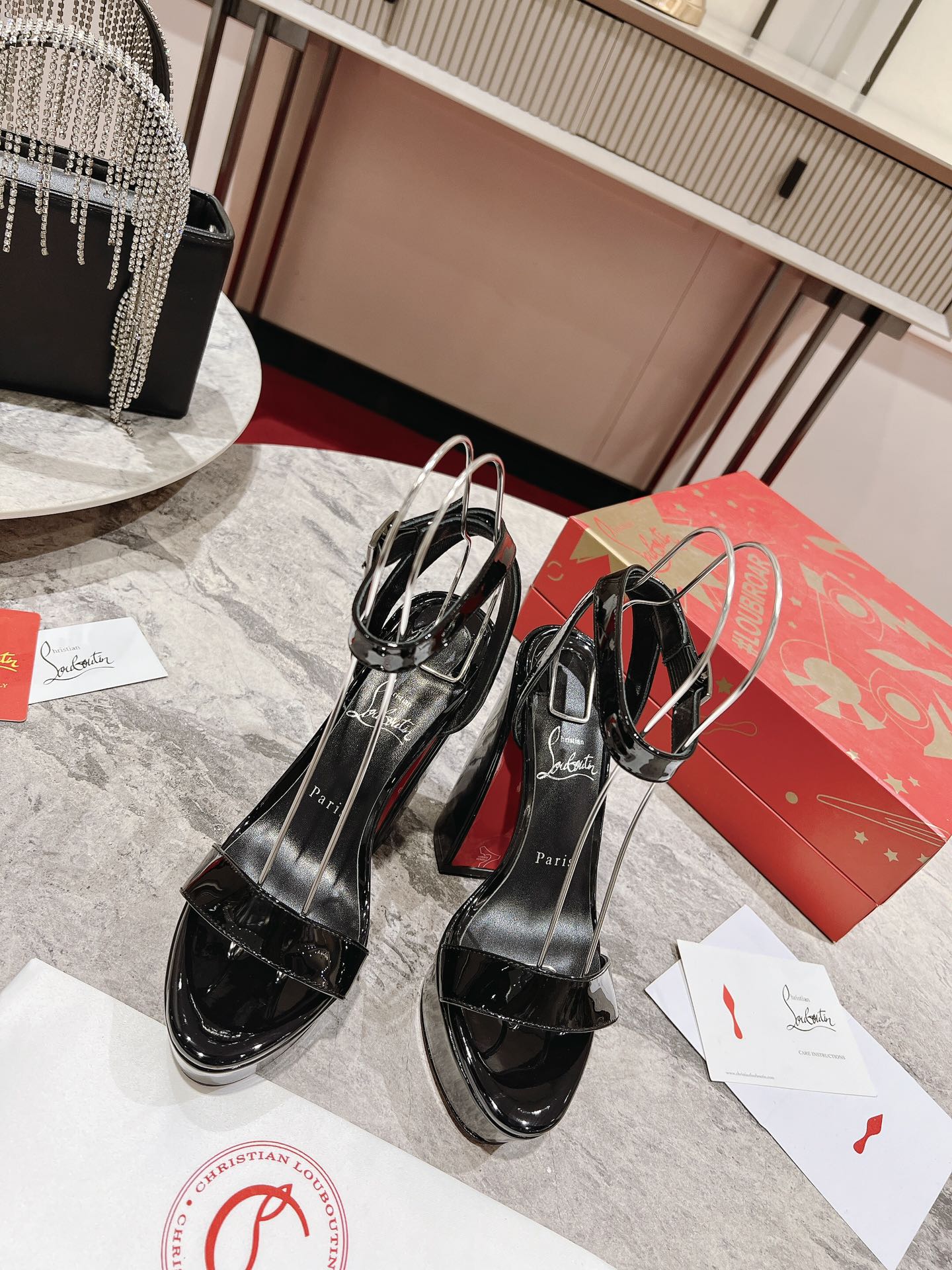 CL Loubi Bee Alta Sandal 13cm Black Patent Leather 825356