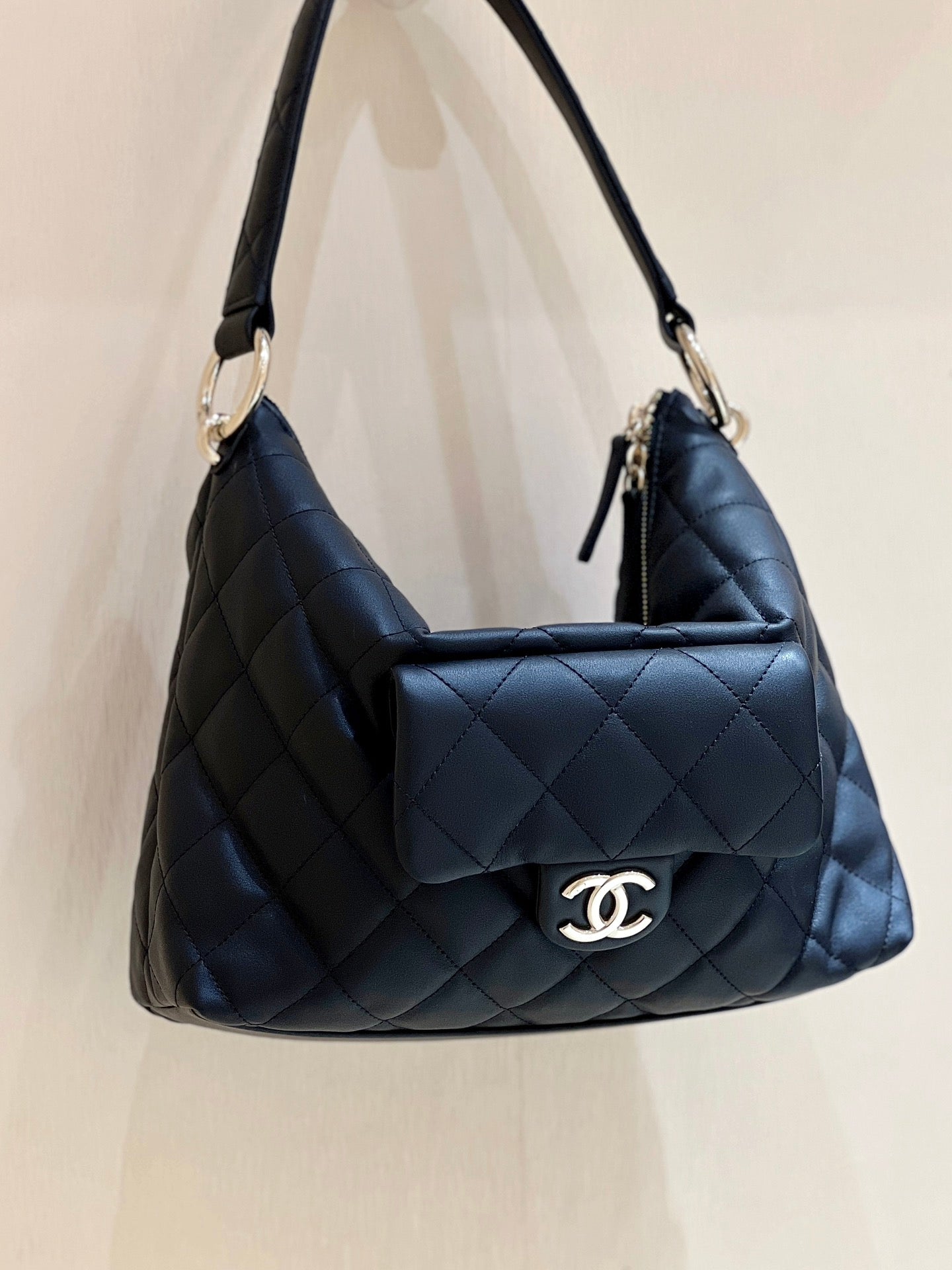 CC 23B Maxi Hobo 29.5cm Black Cowhide Light GHW