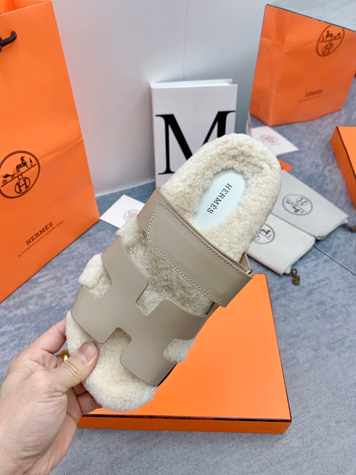 HM 26s Chypre Sandals Gris Triomphe Leather Shearling 160911