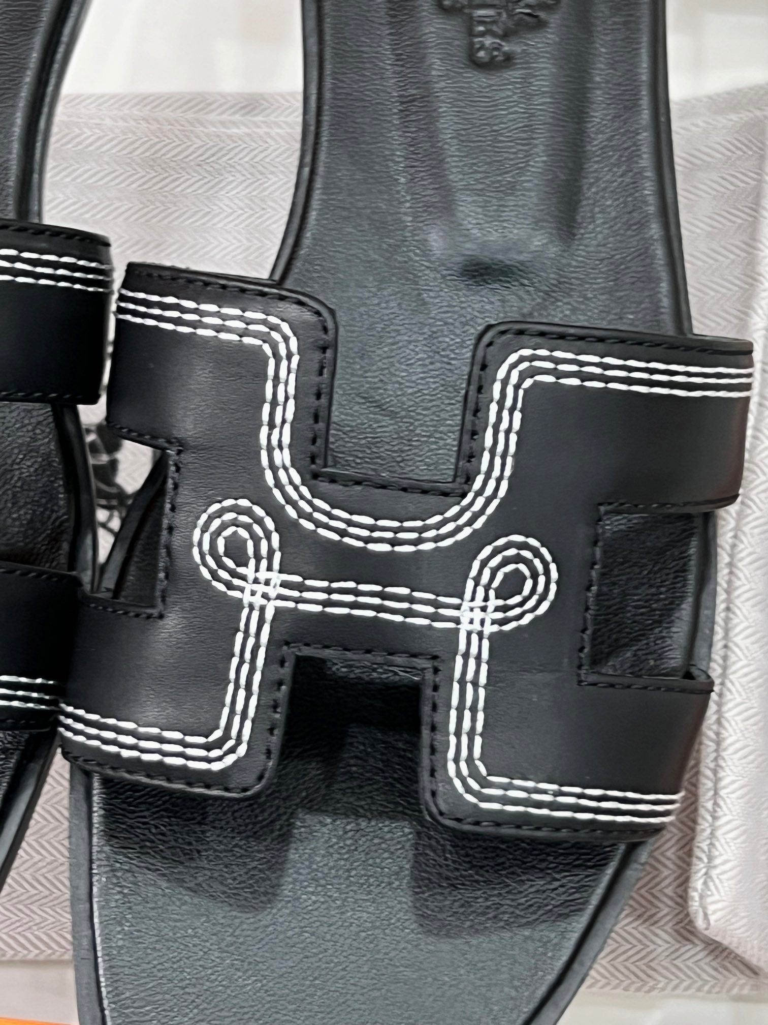 0ran sandal black white epsom