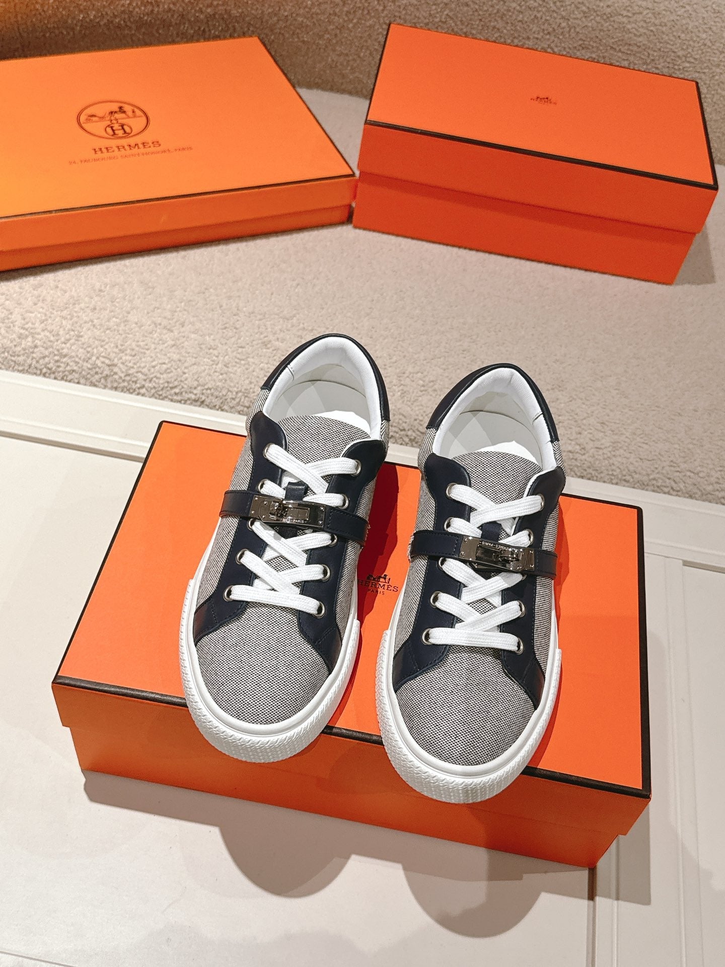 HM 25ss Kelly Buckle Sneakers Navy Blue Gray Cowhide Canvas 577489