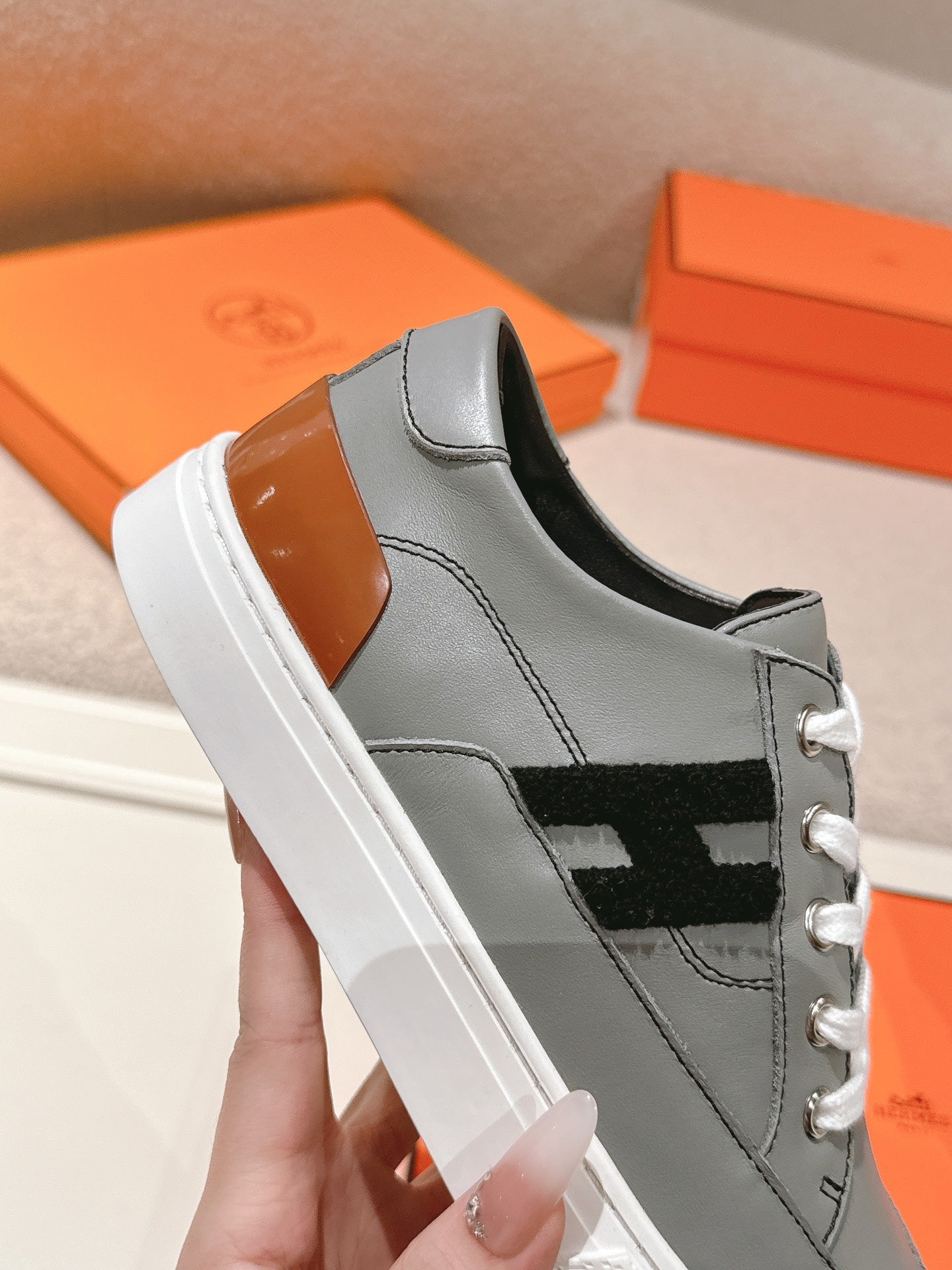 HM 25ss Sneakers Dark Gray Cowhide 577534